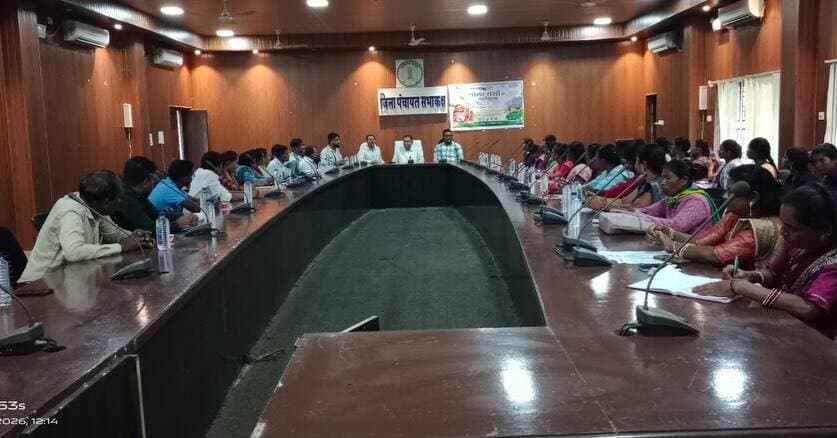 सौर ऊर्जा को गांव-गांव तक पहुंचाने की पहल
पीएम सूर्यघर योजना के प्रभावी क्रियान्वयन एवं ग्रामीण परिवारों को सौर ऊर्जा से जोड़ने के उद्देश्य से छत्तीसगढ़ राज्य ग्रामीण आजीविका मिशन ‘बिहान’ एवं विद्युत विभाग के अभिसरण से जिला पंचायत कोण्डागांव में सोलर सखियों की कार्यशाला आयोजित की गई।
कार्यशाला में सोलर सखियों को प्रधानमंत्री सूर्यघर योजना के लाभ, सोलर सिस्टम की कार्यप्रणाली, स्थापना संबंधी आवश्यक जानकारी तथा पात्र ग्रामीण परिवारों को योजना से जोड़ने की प्रक्रिया के बारे में मार्गदर्शन दिया गया।
सोलर वेंडरों ने सोलर सखियों के साथ कार्य करने एवं केस तैयार करने की कार्ययोजना की जानकारी दी, जिससे महिलाएं वेंडरों के साथ जुड़कर अपनी आजीविका के अवसर भी बढ़ा सकेंगी।
बिहान के स्व-सहायता समूहों से जुड़ी महिलाओं के माध्यम से सौर ऊर्जा के प्रति ग्रामीण क्षेत्रों में जागरूकता बढ़ाने और अधिक से अधिक परिवारों को पीएम सूर्यघर योजना से जोड़ने की दिशा में यह महत्वपूर्ण पहल है।
#PMSuryaGhar #SolarSakhi #Bihan #Kondagaon #SolarEnergy RenewableEnergy