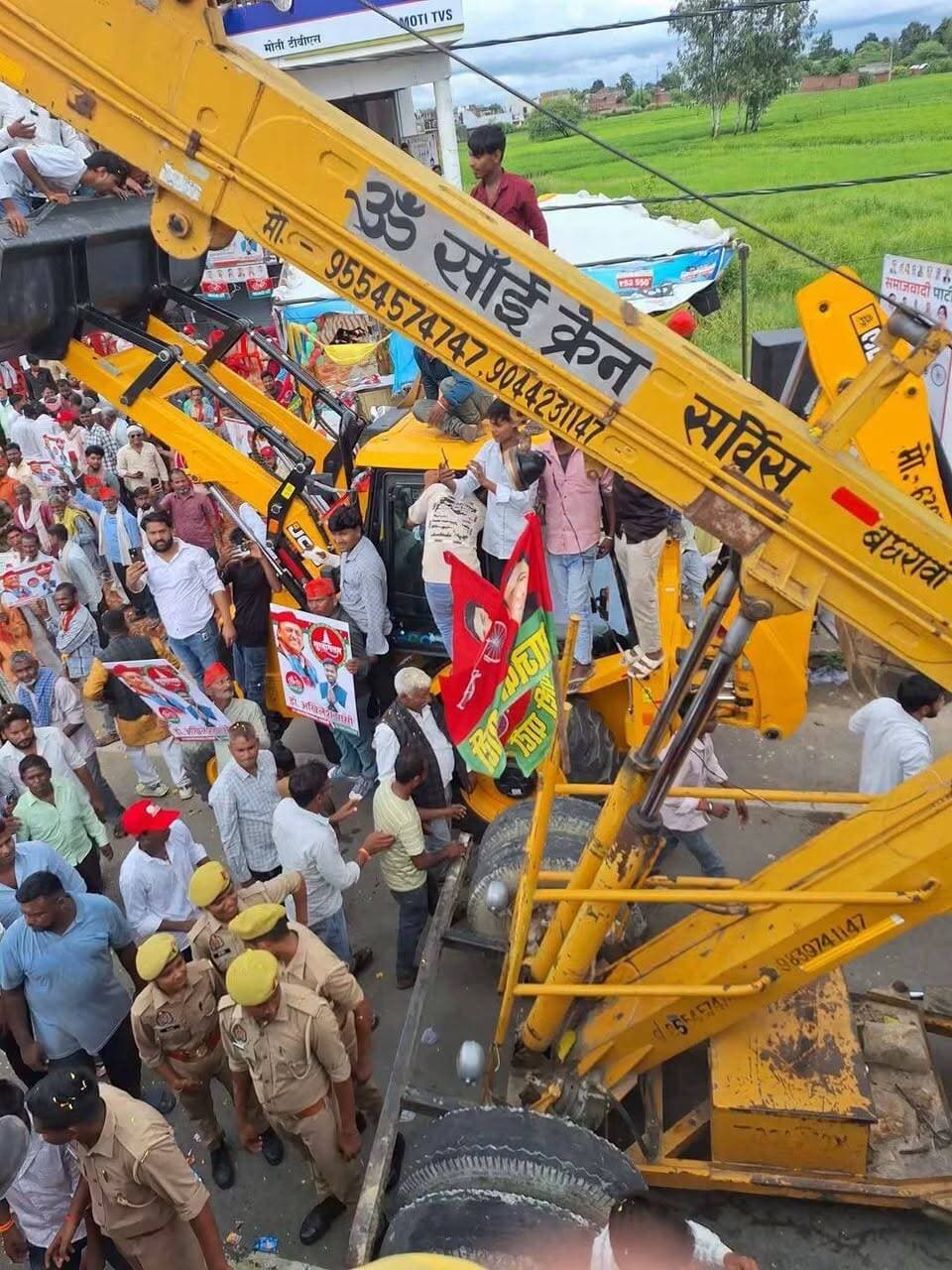 बुलडोजर से फूल बरसाकर अखिलेश यादव का स्वागत
रायबरेली में अखिलेश यादव के पहुंचने पर समर्थकों और स्थानीय लोगों ने अनोखे अंदाज में स्वागत किया। बुलडोजर से फूलों की बारिश कर स्वागत किए जाने का वीडियो सोशल मीडिया पर चर्चा में है।
रायबरेली | उत्तर प्रदेश
#अखिलेशयादव #रायबरेली #स्वागत #फूलोंकीबारिश #उत्तरप्रदेश #समाजवादीपार्टी #AkhileshYadav #Raebareli #UttarPradesh #viralvideochallenge