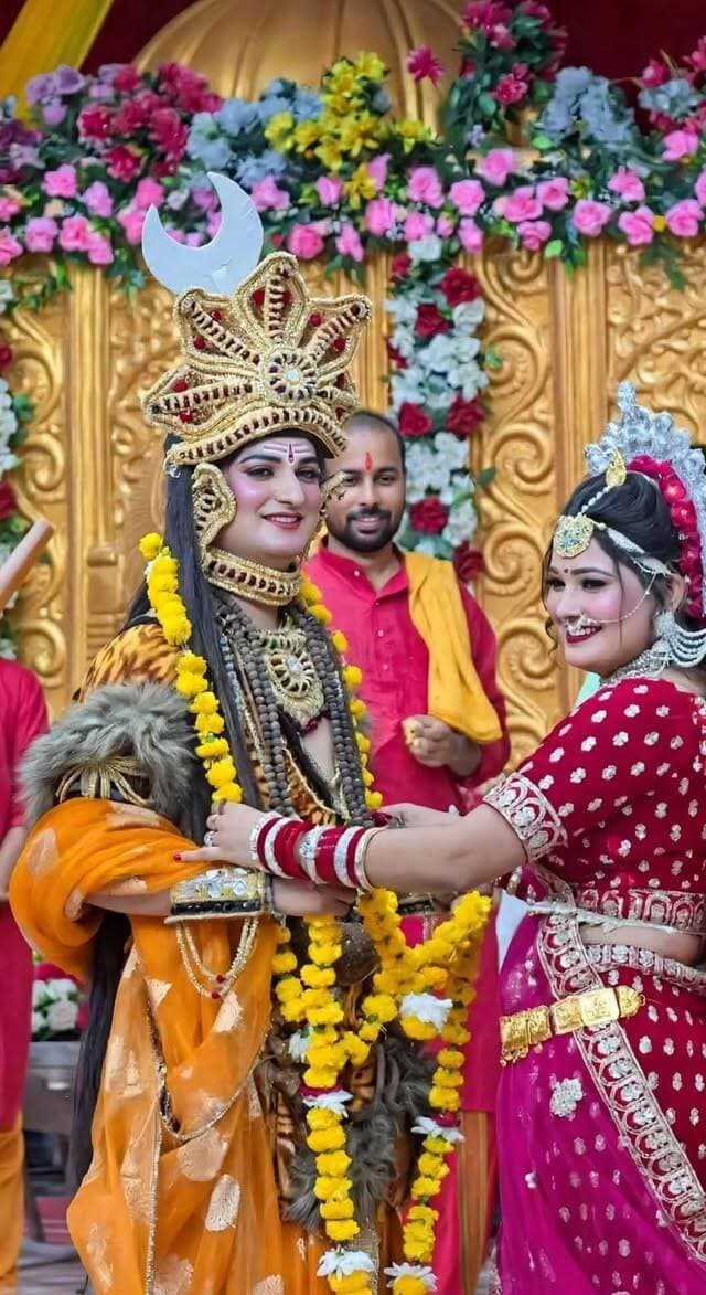 कमालगंज में 17वें गणेश महोत्सव के दसवें दिन उमड़ा आस्था का सैलाब, शिव बारात और तांडव ने मोहा मन
कमालगंज संवाददाता 📍
कस्बे में चल रहे 17वें श्री गणेश महोत्सव का बुधवार को दसवां दिन पूरी तरह से भक्ति और उत्साह के नाम रहा। शाम ढलते ही पंडाल में श्रद्धालुओं की भीड़ उमड़ पड़ी। गणेश प्रतिमा का मनोहारी श्रृंगार देखते ही बन रहा था, जिसे देखकर हर कोई हाथ जोड़े खड़ा रह गया।
माहौल तब और भक्तिमय हो गया जब पूरे पंडाल में एक साथ 'गणपति बप्पा मोरया' और 'देवा श्री गणेशा' के गगनभेदी जयकारे गूंजने लगे। मुख्य महापूजा और आरती का आयोजन किया गया, जिसमें बड़ी संख्या में लोगों ने हिस्सा लिया।
गणमान्य लोग रहे मौजूद
संध्या आरती के अवसर पर क्षेत्र के कई विशिष्ट लोग भगवान के दरबार में हाजिरी लगाने पहुंचे। फर्रुखाबाद के भाजपा सांसद मुकेश राजपूत, भाजपा जिलाध्यक्ष फतेहचंद वर्मा, डॉ. देवदत्त, विभु राजपूत, गोपाल पालीवाल और गोपाल विश्नोई ने विधिवत पूजन-अर्चन किया।
पूजा का वैदिक कार्य शाहजहांपुर से पधारे आचार्य अटल पांडे और शेरपुर सराय के डॉ. अंकुर दुबे के साथ सोहित व्यास, लक्ष्मीकांत, गौरव तिवारी, राजन शुक्ला एवं श्यामानंद पांडेय उर्फ कुन्नू महाराज ने संपन्न कराया।
द्रौपदी चीरहरण और शिव तांडव बना आकर्षण
आरती के बाद मंच पर धार्मिक झांकियों का जो क्रम शुरू हुआ उसने सभी को बांधे रखा। पहली प्रस्तुति में महाभारत के द्रौपदी चीरहरण प्रसंग को जीवंत किया गया। कलाकारों के सजीव अभिनय और कृष्ण द्वारा द्रौपदी की लाज बचाने के दृश्य पर पंडाल में 'धर्म की जय' के उद्घोष होने लगे।
इसके तुरंत बाद दृश्य बदला और मंच पर अघोरी के वेश में भगवान शिव प्रकट हुए। डमरू की थाप पर जब शिव ने तांडव शुरू किया तो पूरा वातावरण शिवमय हो गया। शिव बारात की झांकी में भूत-प्रेत बने कलाकारों ने भी खूब धूम मचाई, जिस पर पंडाल में मौजूद श्रद्धालु खुद को रोक नहीं पाए और जमकर नाचे।
रोशनी से जगमगाया पूरा मार्ग, बंटा 251 किलो महाप्रसाद
रात होते-होते मुख्य सड़क से लेकर उत्सव स्थल तक रंग-बिरंगी झालरों और लाइटों से ऐसा नजारा था मानो दीपावली हो।
कार्यक्रम के समापन पर आयोजक एडवोकेट अनुपम दास गुप्ता, बजरंगी गुप्ता और कल्पित गुप्ता की ओर से 251 किलो महाप्रसादी का वितरण किया गया।
आयोजकों ने बताया कि गुरुवार को इस दस दिवसीय महोत्सव का अंतिम दिन होगा, जिसमें विशेष पूजा और सांस्कृतिक कार्यक्रम होंगे। शुक्रवार को भव्य शोभायात्रा के साथ बप्पा को नगर भ्रमण कराया जाएगा और फिर विधि-विधान से विसर्जन किया जाएगा। श्रद्धालु नम आंखों से बप्पा को विदा कर अगले बरस जल्दी आने की प्रार्थना करेंगे।