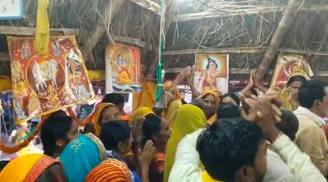 #नालंदा - रहूई प्रखंड क्षेत्र के चंदौरा गांव स्थित देवी स्थान मंदिर में 48 घंटे का अखंड कीर्तन समाप्त होने के साथ ही तीन दिवसीय भक्ति अनुष्ठान कार्यक्रम पूरे श्रद्धा और भक्ति के साथ हुआ संपन्न, हरे राम-हरे कृष्ण के जयघोष से गूंजा क्षेत्र
नालंदा से संवाददाता राकेश कुमार
रहूई प्रखंड क्षेत्र के सुपासंग पंचायत अंतर्गत चंदौरा गांव स्थित देवी स्थान मंदिर परिसर में आयोजित तीन दिवसीय भक्ति अनुष्ठान कार्यक्रम गुरुवार को पूरे विधि-विधान और श्रद्धा के साथ संपन्न हो गया। कार्यक्रम के दौरान 48 घंटे तक चले अखंड कीर्तन से चंदौरा सहित आसपास का पूरा क्षेत्र भक्तिमय बना रहा। हरे राम-हरे कृष्ण के जयघोष और भक्ति गीतों से मंदिर परिसर एवं आसपास का वातावरण गूंजता रहा।
आयोजन समिति के कार्यकर्ता डॉ. जगदीश प्रसाद और अमित कुमार ने बताया कि चंदौरा एवं इमली बीघा गांव के ग्रामीणों के सामूहिक सहयोग से देवी स्थान मंदिर परिसर का जीर्णोद्धार कराया गया। इसके बाद मंदिर परिसर में तीन दिवसीय भक्ति अनुष्ठान का आयोजन किया गया। कार्यक्रम के पहले दिन 151 महिलाओं एवं कन्याओं द्वारा गाजे-बाजे के साथ भव्य कलश शोभायात्रा निकाली गई थी। इसके बाद दूसरे दिन से 48 घंटे का अखंड कीर्तन शुरू हुआ।
अखंड कीर्तन के शुभारंभ के साथ ही मंदिर परिसर में “हरे राम, हरे राम, राम राम हरे हरे, हरे कृष्ण, हरे कृष्ण, कृष्ण कृष्ण हरे हरे” के जाप से पूरा क्षेत्र गूंज उठा। आसपास के कई गांवों से दर्जनों कीर्तन मंडलियां कार्यक्रम में शामिल हुईं। अलग-अलग गांवों से पहुंची कीर्तन मंडलियों ने बारी-बारी से अखंड संकीर्तन में हिस्सा लिया और भक्ति गीतों की प्रस्तुति दी।
गुरुवार को 48 घंटे का अखंड कीर्तन संपन्न होने के बाद विधिवत पूजा-अर्चना एवं पूर्णाहुति कराई गई। इसके बाद श्रद्धालुओं के बीच प्रसाद का वितरण किया गया। बड़ी संख्या में महिला-पुरुष श्रद्धालुओं ने मंदिर परिसर पहुंचकर पूजा-अर्चना की और अखंड कीर्तन में शामिल होकर भगवान का स्मरण किया।
कार्यक्रम को लेकर मंदिर परिसर में नवनिर्मित मंडप को आकर्षक ढंग से सजाया गया था। श्रद्धालुओं की सुविधा के लिए आयोजन स्थल पर आवश्यक व्यवस्थाएं भी की गई थीं। अखंड कीर्तन के दौरान स्थानीय विधायक डॉ. सुनील कुमार भी कार्यक्रम में शामिल हुए। उन्होंने आयोजन समिति के सदस्यों और कार्यकर्ताओं का मनोबल बढ़ाया तथा श्रद्धालुओं के साथ मंडप की परिक्रमा की।पूजा समिति के सदस्यों के द्वारा उन्हें अंग वस्त्र एवं माला पहनकर स्वागत किया गया।
आयोजन समिति के सदस्यों ने बताया कि धार्मिक अनुष्ठान को सफल बनाने में चंदौरा और इमली बीघा गांव के ग्रामीणों ने बढ़-चढ़कर सहयोग किया। दोनों गांवों के लोगों की सक्रिय भागीदारी के कारण कार्यक्रम शांतिपूर्ण और सफलतापूर्वक संपन्न हुआ।
ग्रामीणों ने कहा कि इस तरह के धार्मिक आयोजनों से गांव में आपसी भाईचारा, सामाजिक एकता और धार्मिक भावना मजबूत होती है। तीन दिनों तक चले अनुष्ठान के दौरान गांव और आसपास के क्षेत्र में श्रद्धा एवं भक्ति का माहौल बना रहा। पंडित शास्त्री जी ने कहा कि जिस स्थान पर अखंड कीर्तन और भगवान का नाम-स्मरण होता है, वहां का वातावरण आध्यात्मिक और सकारात्मक बनता है।