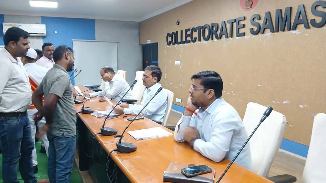 समस्तीपुर, दिनांक: 25 सितंबर 2026
जन संवाद में जिलाधिकारी ने सुनी आमजनों की समस्याएं, अधिकारियों को त्वरित एवं समयबद्ध निष्पादन का दिया निर्देश...
जिलाधिकारी, समस्तीपुर श्री रोशन कुशवाहा की अध्यक्षता में आज दिनांक 25 सितंबर 2026 को समाहरणालय स्थित सभाकक्ष में जन संवाद कार्यक्रम का आयोजन किया गया। जन संवाद में जिले के विभिन्न क्षेत्रों से पहुंचे आमजनों ने अपनी समस्याओं, शिकायतों एवं मांगों से संबंधित आवेदन जिलाधिकारी के समक्ष प्रस्तुत किए।
जन संवाद के दौरान आम नागरिकों द्वारा भूमि एवं राजस्व, दाखिल-खारिज, अतिक्रमण, सामाजिक सुरक्षा पेंशन, राशन कार्ड, आवास योजना, विद्युत, सड़क, परिवहन, शिक्षा, स्वास्थ्य सहित विभिन्न विभागों से संबंधित मामले जिलाधिकारी के समक्ष रखे गए।
जिलाधिकारी ने आमजनों की समस्याओं को गंभीरतापूर्वक सुना तथा मौके पर उपस्थित संबंधित पदाधिकारियों को मामलों की नियमानुसार जांच करते हुए त्वरित, समयबद्ध एवं गुणवत्तापूर्ण निष्पादन सुनिश्चित करने का निर्देश दिया।
उन्होंने कहा कि जन संवाद का उद्देश्य आम नागरिकों की समस्याओं को सीधे सुनकर उनके समाधान की प्रक्रिया को अधिक प्रभावी एवं संवेदनशील बनाना है। उन्होंने अधिकारियों को निर्देश दिया कि जन संवाद में प्राप्त आवेदनों को प्राथमिकता के आधार पर लेते हुए संबंधित विभागों द्वारा आवश्यक कार्रवाई सुनिश्चित की जाए।
जिलाधिकारी ने स्पष्ट किया कि जन शिकायतों के निष्पादन में अनावश्यक विलंब स्वीकार्य नहीं होगा। जिन मामलों में अन्य विभागों अथवा उच्चतर स्तर से कार्रवाई अपेक्षित है, उनमें संबंधित कार्यालयों से समन्वय स्थापित कर आवश्यक कार्रवाई सुनिश्चित की जाए। साथ ही, प्राप्त आवेदनों के निष्पादन की स्थिति का नियमित अनुश्रवण करने का भी निर्देश दिया गया।
उन्होंने सभी पदाधिकारियों एवं कर्मियों को निर्देशित किया कि आम नागरिकों को अपनी समस्याओं के समाधान के लिए अनावश्यक रूप से कार्यालयों का चक्कर न लगाना पड़े। जनसमस्याओं के समाधान में संवेदनशीलता, पारदर्शिता एवं उत्तरदायित्व के साथ कार्य करना सुनिश्चित किया जाए।
जन संवाद कार्यक्रम में अपर समाहर्ता श्री ब्रजेश कुमार, जिला पंचायत राज पदाधिकारी श्री विष्णु देव मंडल, जिला परिवहन पदाधिकारी, राजस्व प्रभारी श्री धर्मराज, सहित विभिन्न विभागों के जिला स्तरीय पदाधिकारी एवं संबंधित कर्मी उपस्थित रहे।
#DistrictAdministration
#Samastipur
#JanSamvad
#PublicGrievance
#management
#CMSamrat
#samratchoudhary
Information & Public Relations Department, Government of Bihar
CMO Bihar