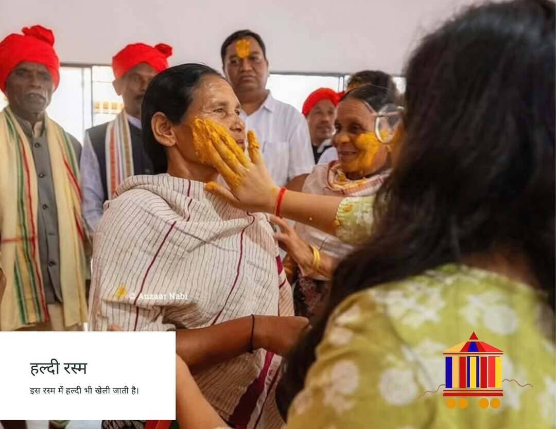 डेरी गड़ाई के बाद हल्दी की रस्म | बस्तर दशहरा
बस्तर दशहरा की प्राचीन परंपराओं में डेरी गड़ाई का विशेष महत्व है। जगदलपुर स्थित सिरहासार भवन में डेरी की स्थापना और मांगलिक विधान पूर्ण होने के बाद मेम्बरीनों द्वारा पारंपरिक हल्दी उत्सव मनाया जाता है।
एक-दूसरे को हल्दी लगाकर मनाया जाने वाला यह उत्सव बस्तर की सामुदायिक परंपराओं, सांस्कृतिक सहभागिता और मांगलिक उल्लास का प्रतीक है। यह रस्म बस्तर दशहरा की विविध लोकपरंपराओं में महिलाओं की भागीदारी और उत्सव की जीवंतता को सामने लाती है।
डेरी गड़ाई के बाद हल्दी का यह आयोजन बस्तर दशहरा की सांस्कृतिक विरासत का एक अनूठा दृश्य प्रस्तुत करता है।