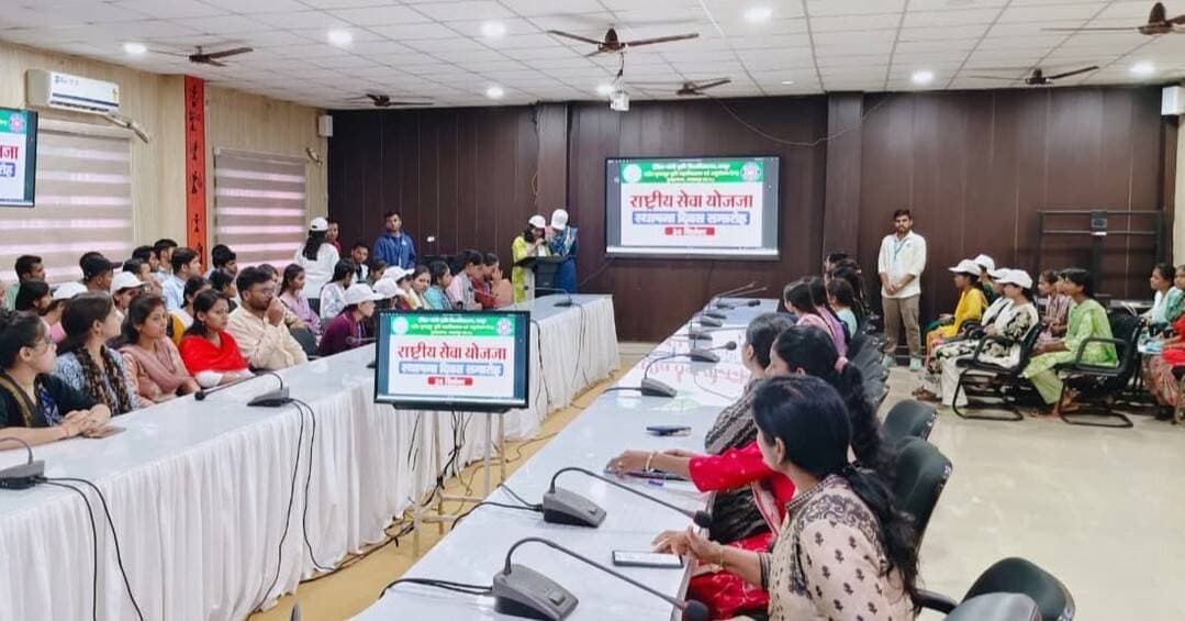 बारिश के बीच भी नहीं रुका सेवा का जज़्बा! कृषि महाविद्यालय जगदलपुर में NSS का 57वां स्थापना दिवस मनाया गया। स्वच्छता अभियान, रंगोली, कविता, गीत और नृत्य ने समारोह में भरे सेवा व संस्कृति के रंग। संदेश रहा, “स्वयं से पहले आप।” #NSS #Bastar
