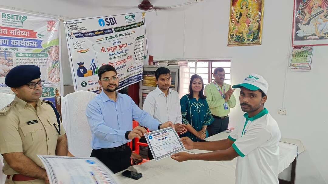 समाहरणालय पूर्णिया,
जनसंपर्क कार्यालय,
प्रेस विज्ञप्ति1504,
दिनांक 25/9/2026,
==================
केंद्रीय कारा पूर्णिया में मशरूम उत्पादन प्रशिक्षण कार्यक्रम का समापन:
जिला पदाधिकारी ने बंदियों को हस्तगत करायें प्रमाण पत्र:--
केंद्रीय कारा, पूर्णिया में बंदियों को आत्मनिर्भर और स्वावलंबी बनाने के उद्देश्य से आयोजित मशरूम उत्पादन प्रशिक्षण कार्यक्रम का शुक्रवार को विधिवत समापन हुआ।
इस अवसर पर आयोजित मुख्य समारोह में जिला पदाधिकारी,पूर्णिया श्री अंशुल कुमार (भा.प्र.से.) मुख्य अतिथि के रूप में उपस्थित थे।
कार्यक्रम के दौरान जिला पदाधिकारी महोदय ने सफलता पूर्वक प्रशिक्षण पूरा करने वाले बंदियों एवं प्रतिभागियों को प्रशिक्षण प्रमाण पत्र प्रदान किये।
उन्होंने अपने संबोधन में बंदियों को रिहाई के पश्चात् इस कौशल का उपयोग कर स्वरोजगार से जुड़ने और समाज की मुख्यधारा में सम्मानजनक जीवन जीने के लिए प्रेरित किया।
इस विशेष आयोजन के तहत् एक वित्तीय साक्षरता शिविर का भी आयोजन किया गया, जिसमें उपस्थित लोगों को बैंक योजनाओं, बचत,ऋण सुविधाओं और वित्तीय प्रबंधन के प्रति जागरूक किया गया।
कार्यक्रम में वरीय पुलिस अधीक्षक डॉ. शौर्य सुमन (आई.पी.एस), केंद्रीय कारा पूर्णिया के अधीक्षक श्री मनोज कुमार,अग्रणी जिला प्रबंधक श्री दिनेश कुमार दिनकर,आरसेटी निदेशक श्री अमर कुमार, जेल उपाधीक्षक श्री सुनील कुमार मौर्य एवं श्री सुधीर कुमार, सहायक अधीक्षक श्री रवि किशन तथा प्रोग्रामर श्री कृष्ण मोहन झा मौजूद थे।
एसबीआई ग्रामीण स्वरोजगार प्रशिक्षण संस्थान (RSETI), पूर्णिया द्वारा आयोजित इस 10-दिवसीय प्रशिक्षण कार्यक्रम को सफल बनाने में संस्थान के संकाय सदस्य श्री माधव चन्द एवं श्री रजनीकांत का महत्वपूर्ण योगदान रहा। जेल प्रशासन और आरसेटी की इस संयुक्त पहल का मुख्य उद्देश्य बंदियों में व्यावहारिक कौशल का विकास कर उन्हें आर्थिक और सामाजिक रूप से सक्षम बनाना है।
#cmsamrat
#samratchoudhary