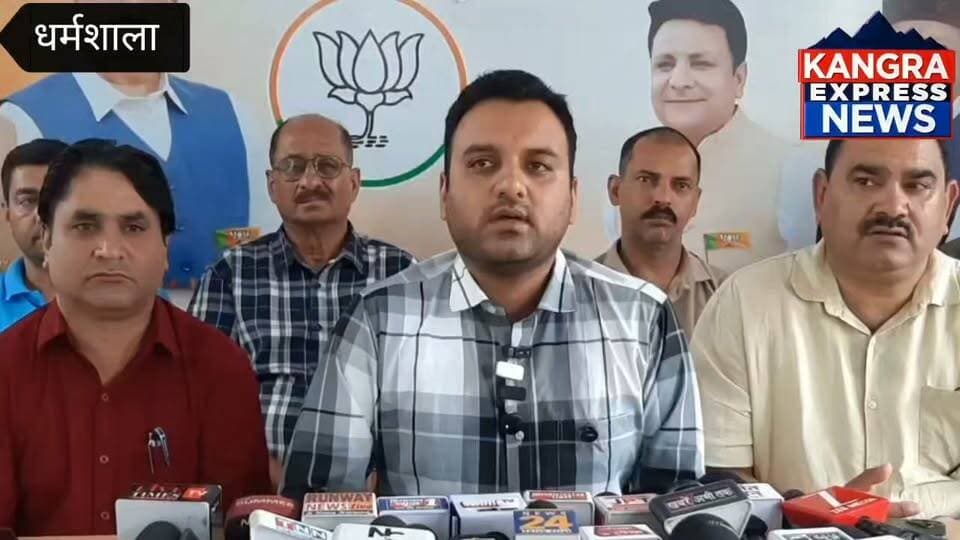 सुधीर शर्मा के समर्थन में उतरी धर्मशाला भाजपा, कांग्रेस पर साधा निशाना | Kangra Express
धर्मशाला : भाजपा मंडल ने प्रेस वार्ता कर कांग्रेस नेताओं द्वारा भाजपा नेता एवं पूर्व मंत्री सुधीर शर्मा को लेकर दिए जा रहे बयानों पर पलटवार किया। मंडल ग्रामीण महामंत्री शुभम सूद ने कहा कि सुधीर शर्मा धर्मशाला की बुलंद आवाज हैं और भाजपा पदाधिकारी व जनता उनके साथ खड़ी है।
शुभम सूद ने कांग्रेस पर लगातार चुनाव हारने के बाद बौखलाहट में बयानबाजी करने का आरोप लगाया। उन्होंने सुधीर शर्मा के कार्यकाल में हुए विकास कार्यों का जिक्र करते हुए सड़क, बिजली और पानी के मुद्दे उठाए।
साथ ही उन्होंने केंद्रीय विश्वविद्यालय के लिए 30 करोड़ रुपये की राशि जमा करवाने, टांडा मेडिकल कॉलेज में दवाइयों की उपलब्धता और धर्मशाला के लंबित विकास कार्यों को लेकर प्रदेश सरकार से सवाल किए।
सुधीर शर्मा के आवास से जुड़े आरोपों पर शुभम सूद ने कहा कि शर्मा के अनुसार मकान सरकारी पैसे से नहीं, बल्कि उनकी अपनी कमाई से बनाया गया है और संबंधित दस्तावेज विजिलेंस को दिए जा चुके हैं।
उन्होंने कांग्रेस नेताओं और उनके करीबियों की संपत्ति से जुड़े दस्तावेज जल्द सार्वजनिक करने का भी दावा किया।