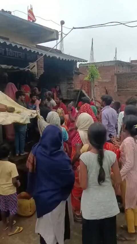 जब पुलिस-आबकारी नहीं रोक पाए शराब, तो लाठी-डंडे लेकर सड़क पर उतरीं महिलाएं
किराना दुकान से शराब मिलने के बाद प्रशासन ने कराया बंद; संचालक फरार
सतना। कोलगवां थाना क्षेत्र की कृपालपुर पुरेनिहा बस्ती में अवैध शराब बिक्री को लेकर शुक्रवार को महिलाओं का गुस्सा फूट पड़ा। लाठी-डंडे लेकर दुकान पहुंचीं महिलाओं ने जमकर हंगामा किया और दुकान बंद कराने की मांग की। स्थानीय लोगों का आरोप है कि वर्षों से किराना दुकान की आड़ में शराब बिक रही थी, बावजूद इसके कार्रवाई नहीं हुई। महिलाओं के सड़क पर उतरने के बाद एसडीएम सिटी राहुल सिलाडिया, सीएसपी मनीष त्रिपाठी और थाना प्रभारी सुदीप सोनी पुलिस बल के साथ पहुंचे। जांच में दुकान से शराब मिलने पर उसे बंद कराया गया, जबकि संचालक शिवकुमार उर्फ बेटू चौधरी फरार हो गया। पुलिस और आबकारी विभाग ने आबकारी एक्ट के तहत कार्रवाई शुरू कर उसकी तलाश शुरू कर दी है।
#सतना #कोलगवां #अवैधशराब #महिलाओंकाआक्रोश #पुलिसकार्रवाई आबक�