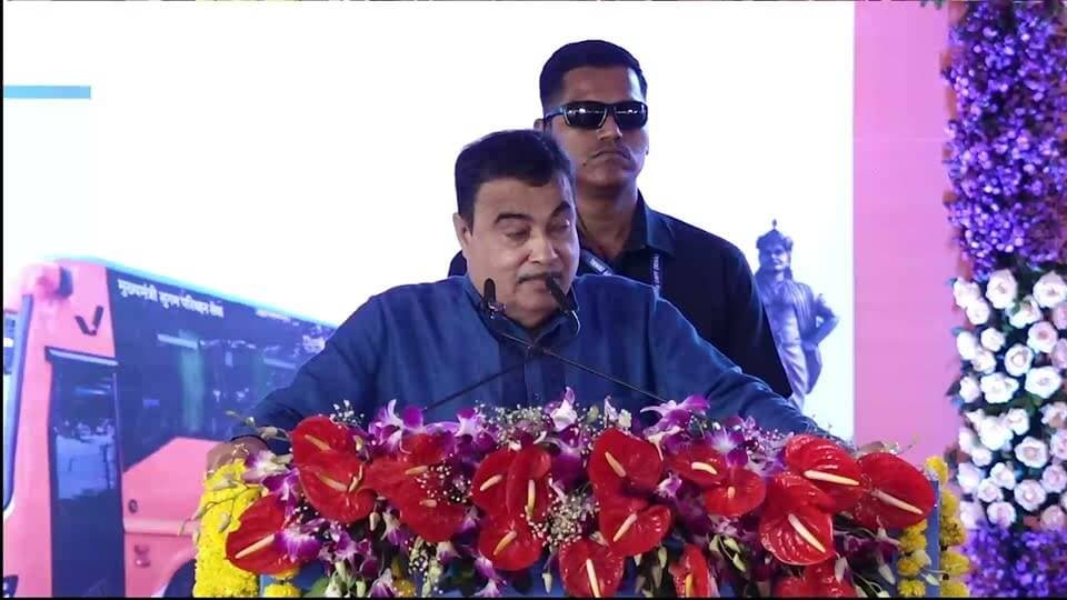 मध्यप्रदेश में पुराने वाहनों के लिए नए स्क्रैपिंग केंद्र बनाए जाएंगे। वर्तमान में प्रदेश में 8 स्क्रैपिंग केंद्र संचालित हैं, जबकि 21 नए केंद्र स्थापित किए जाएंगे। इससे वाहनों के व्यवस्थित निपटान के साथ-साथ रोजगार के नए अवसर भी सृजित होंगे।
ऑटोमेटेड टेस्टिंग स्टेशन के विस्तार को भी गति दी जाएगी। मध्यप्रदेश में वर्तमान में 30 ऑटोमेटेड टेस्टिंग केंद्र शुरू हो चुके हैं और 6 अन्य केंद्रों को अनुमति दी जाएगी।
देश में लगभग 22 लाख कुशल ड्राइवरों की कमी है। इस कमी को दूर करने के लिए मध्यप्रदेश के जनजातीय और पिछड़े क्षेत्रों में ड्राइविंग प्रशिक्षण विद्यालय खोले जाएंगे।
प्रदेश में 29 ड्राइविंग प्रशिक्षण केंद्र पहले से स्वीकृत हैं। अब 61 नए केंद्र स्थापित करने की दिशा में कार्य किया जा रहा है। इनमें 56 चालक प्रशिक्षण केंद्र, 4 एकीकृत चालक प्रशिक्षण केंद्र और 1 चालक प्रशिक्षण एवं अनुसंधान संस्थान शामिल हैं।
इन केंद्रों के माध्यम से प्रदेश के युवाओं को कौशल प्रशिक्षण के साथ स्वाभिमान और सम्मान से रोजगार प्राप्त करने के नए अवसर मिलेंगे।
टाटा, महिंद्रा और अशोक लीलैंड जैसी वाहन कंपनियों के सहयोग से देश के 120 आकांक्षी जिलों में भी ऐसे प्रशिक्षण एवं कौशल विकास केंद्र स्थापित किए जाएंगे।
- *नितिन गडकरी, केंद्रीय मंत्री*