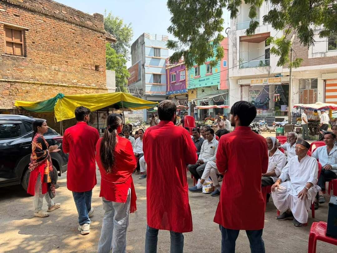 #सेवा_संकल्प_अभियान
नमो सेवा गाथा के अंतर्गत शुक्रवार को जिले के चार स्थानों पर नुक्कड़ नाटक आयोजित किए गए
शासन के सेवा संकल्प अभियान में अंतर्गत नमो सेवा गाथा पर आधारित नुक्कड़ नाटकों का मंचन संस्कृति विभाग के कलाकारों द्वारा जिले में निरंतर किया जा रहा है। इस कड़ी में 25 सितंबर को जिले के सीतामऊ क्षेत्र में कलाकारों द्वारा नुक्कड़ नाटकों की प्रस्तुति जनता के समक्ष दी गई। जिसमें पिछले 25 वर्षों के सेवा कार्य प्रमुख जनकल्याणकारी योजनाओं तथा देश में आए बदलावों की कहानियों को एक सरल भावनात्मक और संगीत पूर्ण नाटक प्रस्तुति के साथ आयोजित किया गया।
शुक्रवार को जिन स्थानों पर नुक्कड़ नाटकों का मंचन किया गया उनमें लदुना चौराहा सीतामऊ, ग्राम पंचायत कयामपुर आदि शामिल है नाटकों के दौरान प्रधानमंत्री आवास योजना, जनधन योजना, आयुष्मान योजना, स्वच्छता मिशन, सर्जिकल स्ट्राइक, कॉविड-19 पर आधारित कहानियों का मंचन लोक सामाजिक एवं सांस्कृतिक संस्थान उज्जैन के कलाकारों द्वारा टीम लीडर विकास चौहान के नेतृत्व में किया गया।
#सेवा_संकल्प_अभियान #SevaSankalpAbhiyan
#Mandsaur
#मंदसौर