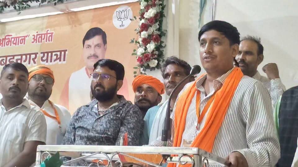🚩 खुरई विधानसभा में सेवा संकल्प यात्रा का भव्य स्वागत 🎉🙏
सेवा, समर्पण और संगठन की भावना के साथ सेवा संकल्प यात्रा का खुरई विधानसभा में भारतीय जनता पार्टी के पदाधिकारी एवं कार्यकर्ता गणों द्वारा भव्य स्वागत एवं सम्मान किया गया। 🇮🇳🚩
जनसेवा के संकल्प को आगे बढ़ाने का यह अभियान निरंतर जारी है। 💐🙏
#सेवा_संकल्प_अभियान #खुरई_विधानसभा #SevaSankalpAbhiyan #BJP #MadhyaPradesh #Sagar #BJP4Sagar Bharatiya Janata Party (BJP)
Narendra Modi Bhuppendra Siingh
Shyam Tiwari
BJP4Sagar