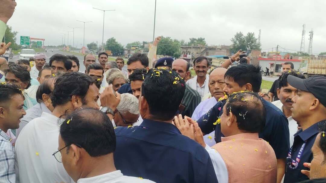 🚩 खुरई विधानसभा में सेवा संकल्प यात्रा का भव्य स्वागत 🎉🙏
सेवा, समर्पण और संगठन की भावना के साथ सेवा संकल्प यात्रा का खुरई विधानसभा में भारतीय जनता पार्टी के पदाधिकारी एवं कार्यकर्ता गणों द्वारा भव्य स्वागत एवं सम्मान किया गया। 🇮🇳🚩
जनसेवा के संकल्प को आगे बढ़ाने का यह अभियान निरंतर जारी है। 💐🙏
#सेवा_संकल्प_अभियान #खुरई_विधानसभा #SevaSankalpAbhiyan #BJP #MadhyaPradesh #Sagar #BJP4Sagar Bharatiya Janata Party (BJP)
Narendra Modi
Bhuppendra Siingh
Shyam Tiwari
BJP4Sagar