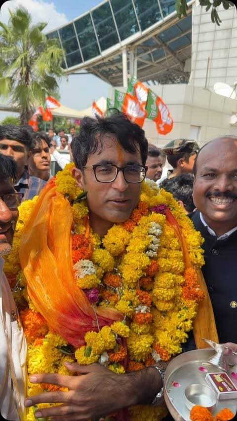 इंदौर का बेटा जब देश की राजधानी से लौटकर अपने शहर आया, तो स्वागत भी ऐसा हुआ कि इतिहास बन गया! 🔥
भाजपा के राष्ट्रीय प्रवक्ता और हाल ही में राष्ट्रीय मीडिया सह-प्रभारी नियुक्त किए गए प्रदीप भंडारी जी जब इंदौर एयरपोर्ट पर उतरे, तो उन्हें बधाई देने और उनका स्वागत करने के लिए हजारों चाहने वालों का सैलाब उमड़ पड़ा।
फूल-मालाओं की गूंज, ढोल-नगाड़ों की थाप और “प्रदीप भंडारी जिंदाबाद” के नारों से पूरा एयरपोर्ट गूंज उठा। जब माटी का लाल इतने बड़े पद पर पहुंचकर पहली बार घर लौटता है, तो स्वागत ऐसा ही ऐतिहासिक होता है! 🇮🇳✨
देखें कैसे इंदौर ने अपने बेटे का दिल खोलकर स्वागत किया।
#PradeepBhandari #IncredibleIndore #IndoreNews #BJP #IndoreAirport IndoreUpdates