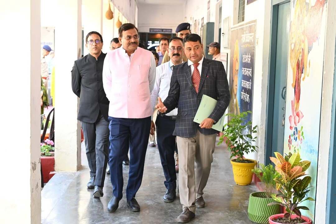 🚨उत्तरकाशी: मुख्य सचिव आनंद बर्द्धन ने सीमांत क्षेत्र का किया दौरा, हवाई पट्टी से लेकर स्कूल और महिला उद्यमिता का लिया जायजा
उत्तरकाशी। मुख्य सचिव उत्तराखंड शासन आनंद बर्द्धन ने अपने तीन दिवसीय सीमांत जनपद दौरे के पहले दिन चिन्यालीसौड़ हवाई पट्टी, ग्राम मल्ली स्थित महिला स्वयं सहायता समूह के कलेक्शन सेंटर और पीएम श्री राजकीय इंटर कॉलेज मातली का निरीक्षण किया। इस दौरान उन्होंने सामरिक व्यवस्थाओं, महिला स्वरोजगार और शिक्षा व्यवस्था की स्थिति का जायजा लेते हुए अधिकारियों को आवश्यक दिशा-निर्देश दिए।
चिन्यालीसौड़ पहुंचकर मुख्य सचिव ने हवाई पट्टी के रनवे, एप्रन, टर्मिनल भवन और अन्य आधारभूत सुविधाओं का निरीक्षण किया। उन्होंने प्रस्तावित विस्तार योजनाओं और बुनियादी ढांचे को मजबूत करने के संबंध में अधिकारियों से जानकारी ली। चीन सीमा से निकटता के चलते चिन्यालीसौड़ हवाई पट्टी सामरिक गतिविधियों के साथ-साथ आपदा प्रबंधन, रेस्क्यू और वीवीआईपी आवाजाही के लिहाज से भी महत्वपूर्ण मानी जाती है।
इसके बाद मुख्य सचिव ने विकासखंड चिन्यालीसौड़ के ग्राम मल्ली में ‘सर्वशक्ति सीएलएफ तुल्याड़ा’ के कलेक्शन सेंटर का उद्घाटन किया। उन्होंने स्वयं सहायता समूहों से जुड़ी महिलाओं और लखपति दीदियों से संवाद कर उनके स्वरोजगार और आजीविका संबंधी कार्यों की जानकारी ली। महिलाओं द्वारा तैयार किए जा रहे स्थानीय उत्पादों का अवलोकन करते हुए उन्होंने उनके आत्मनिर्भरता के प्रयासों की सराहना की।
महिलाओं ने बताया कि यूजीवीएस-रीप, आजीविका परियोजना और आईएफएडी के सहयोग से क्षेत्र की महिलाएं विभिन्न स्वरोजगार गतिविधियों से जुड़कर आर्थिक रूप से सशक्त हो रही हैं। इनमें बेकरी, स्ट्रॉबेरी उत्पादन, सिलाई सेंटर, ब्यूटी पार्लर, कैटरिंग, डेयरी, मुर्गी पालन और अचार सहित स्थानीय उत्पादों का निर्माण शामिल है।
इसके बाद मुख्य सचिव ने पीएम श्री राजकीय इंटर कॉलेज मातली का निरीक्षण किया। उन्होंने कक्षाओं में पहुंचकर विद्यार्थियों से बातचीत की और उन्हें उच्च लक्ष्य निर्धारित कर अनुशासन व मेहनत के साथ आगे बढ़ने के लिए प्रेरित किया। उन्होंने विद्यालय की प्रयोगशालाओं, कंप्यूटर कक्ष, पेयजल व्यवस्था और अन्य शैक्षणिक सुविधाओं का भी जायजा लिया।
मुख्य सचिव ने दूरस्थ क्षेत्रों के राजकीय विद्यालयों में आधुनिक तकनीकी संसाधन और गुणवत्तापूर्ण शिक्षा उपलब्ध कराने पर जोर दिया। विद्यालय परिसर में पौधारोपण करने के साथ उन्होंने शैक्षणिक और खेलकूद में उत्कृष्ट प्रदर्शन करने वाले विद्यार्थियों को सम्मानित किया।
लंबी कूद में राज्य स्तर पर द्वितीय स्थान प्राप्त कर राष्ट्रीय स्तर के लिए चयनित राजीव, कबड्डी में राज्य स्तर के लिए चयनित शुभम, गृह परीक्षा सत्र 2025-26 के उत्कृष्ट छात्र लविश और अस्मित को सम्मानित किया गया। वहीं परिषदीय हाईस्कूल परीक्षा में उत्कृष्ट प्रदर्शन करने वाली टॉपर निधि भट्ट और अनुष्का को भी सम्मानित कर उनके उज्ज्वल भविष्य की शुभकामनाएं दी गईं।
इस दौरान जिलाधिकारी प्रशांत आर्य, पुलिस अधीक्षक कमलेश उपाध्याय, मुख्य विकास अधिकारी जय भारत सिंह, एसडीएम देवानंद शर्मा, सीओ चंचल शर्मा, मुख्य शिक्षा अधिकारी अमित कोटियाल, ईई सिंचाई सचिन सिंहल समेत कई अधिकारी मौजूद रहे।
