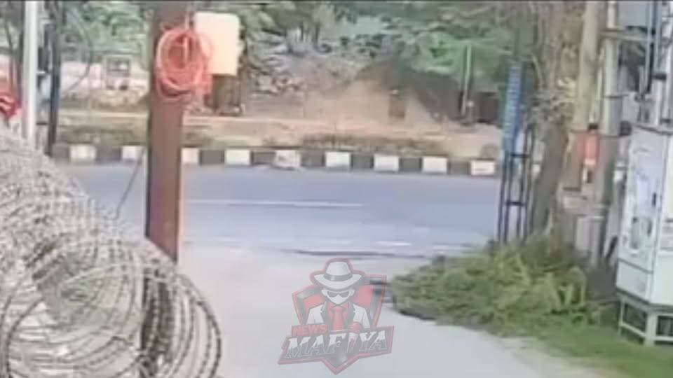 🚨देहरादून में दिनदहाड़े महिला के अपहरण की कोशिश! CCTV में कैद खौफनाक वारदात
देहरादून के सहस्त्रधारा रोड पर बेटी को स्कूल छोड़ने जा रही एक महिला को कथित तौर पर तीन युवकों ने जबरन कार में खींचने का प्रयास किया। बताया जा रहा है कि कार बिना नंबर की थी। मौके पर मौजूद सफाई कर्मी महिलाओं ने विरोध कर महिला को बचाया।
घटना का CCTV वीडियो अब सामने आया है।