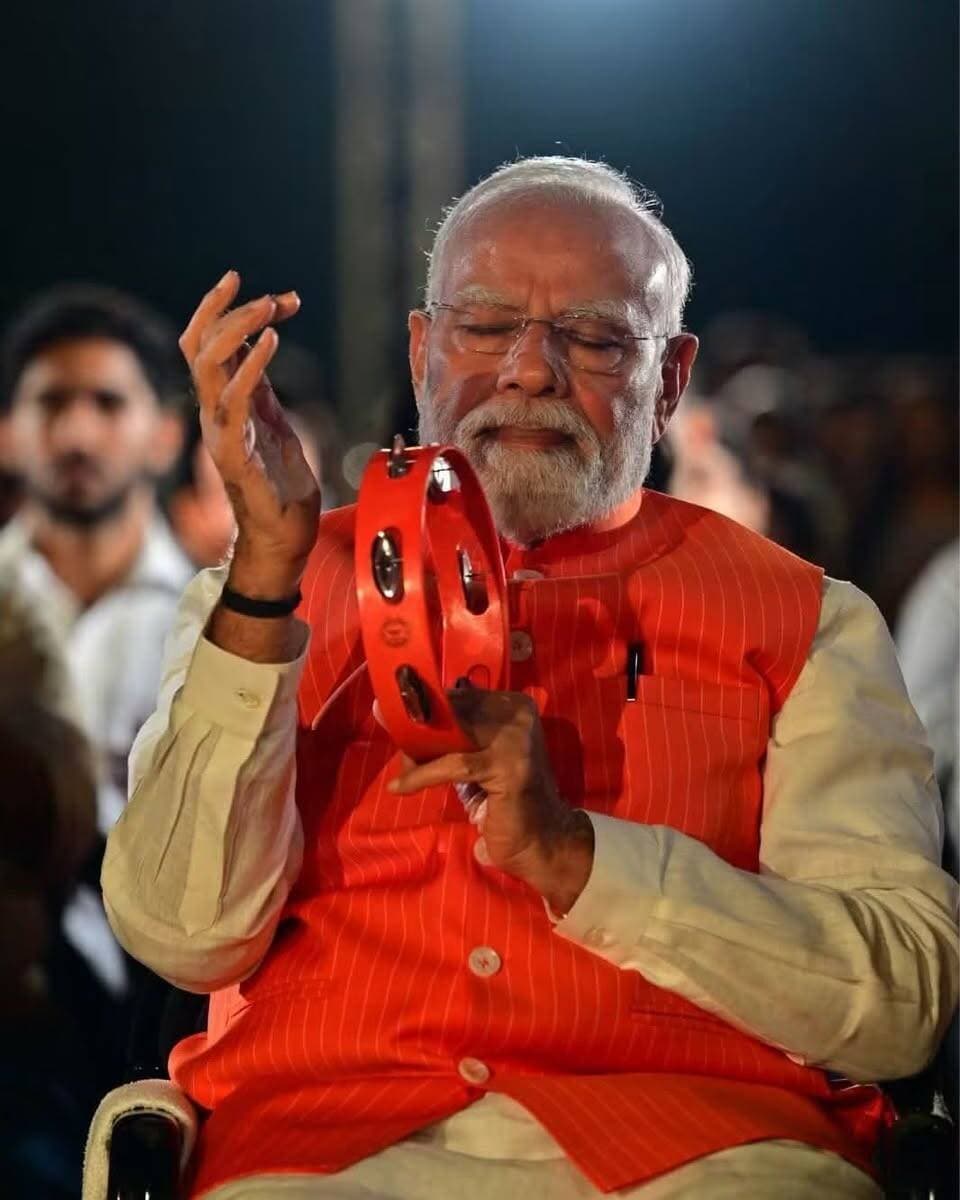 भजन क्लबिंग में भक्ति और संगीत का संगम!
भक्ति के रंग में झूमे लोग
PM मोदी की मौजूदगी ने बढ़ाई ऊर्जा
#BhajanClubbing #PMModi #Bhakti #Bhajan #Music #Sanatan #Devotional #India #Viral #Trending #LatestNews #LoktantraBharat