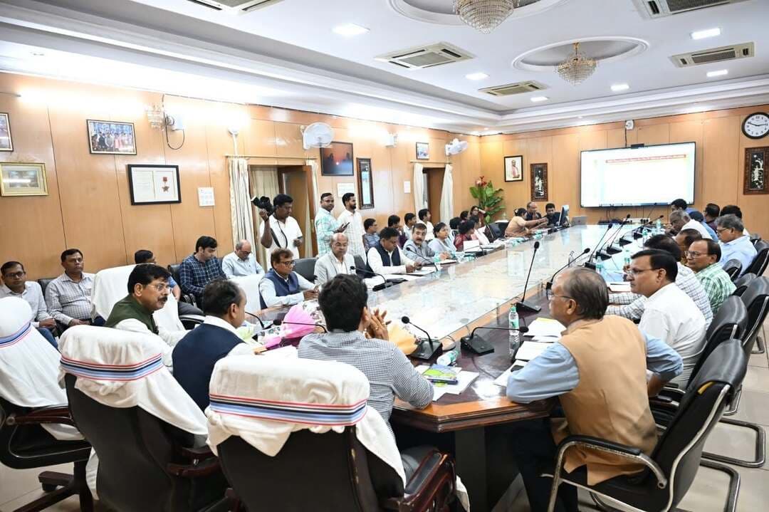 झारखंड में स्वास्थ्य व्यवस्था को लेकर मंत्री इरफान अंसारी का बड़ा एक्शन
रांची में स्वास्थ्य मंत्री डॉ. इरफान अंसारी ने NHM की समीक्षा बैठक कर स्वास्थ्य सेवाओं को बेहतर बनाने के लिए कई अहम निर्देश दिए। उन्होंने कहा कि सहियाओं को प्रोत्साहन राशि समय पर मिले, भुगतान में देरी नहीं होनी चाहिए।
मंत्री ने सहियाओं को जल्द टैब उपलब्ध कराने, संविदाकर्मियों के मानदेय भुगतान में सुधार और NHM कर्मियों को EPF का लाभ देने की दिशा में कार्रवाई करने को कहा।
इसके अलावा मलेरिया मरीजों को मच्छरदानी उपलब्ध कराने, अस्पतालों में डॉक्टरों के खाली पद जल्द भरने और कम खर्च वाली योजनाओं की विशेष निगरानी के निर्देश दिए गए।
मंत्री ने अधिकारियों से कहा कि स्वास्थ्य योजनाओं का लाभ समय पर और सीधे आम लोगों तक पहुंचना चाहिए। योजनाओं की लगातार मॉनिटरिंग और जमीनी फीडबैक के आधार पर सुधार करने पर भी जोर दिया गया।
#Jharkhand #Ranchi #IrfanAnsari #HealthMinister #HealthDepartment #NHM #Sahiya #JharkhandNews #RanchiNews #BreakingNews #LatestNews #ViralNews #LoktantraBharat #JharkhandUpdate #HealthNews
