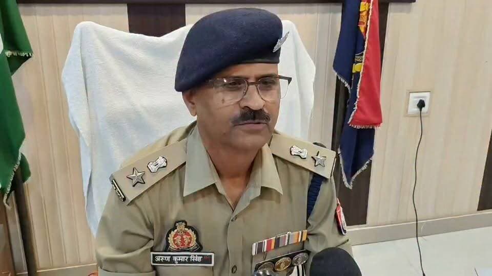 #जनपद_चित्रकूट में इस वर्ष कुल 33 स्थानों पर भगवान श्री गणेश जी की प्रतिमाओं की स्थापना की गई थी, जिसमें 05 बड़ी प्रतिमाएं हैं तथा शेष छोटी प्रतिमाएं हैं। कल तक 02 प्रतिमाओं का विसर्जन सकुशल संपन्न हो चुका है। आज शेष 31 प्रतिमाओं का विसर्जन प्रस्तावित है।
* विसर्जन को सकुशल संपन्न कराने हेतु पुलिस की ड्यूटियां पहले से लगा दी गई हैं। विसर्जन स्थल परम्परागत रूप से पूर्व में ही चिन्हित हैं। विसर्जन के दौरान शाम/अंधेरा हो जाने के दृष्टिगत जिलाधिकारी महोदय द्वारा संबंधित एजेंसियों को प्रकाश व्यवस्था, आवश्यकता पड़ने पर क्रेन की व्यवस्था, साउंड सिस्टम आदि की समुचित व्यवस्था हेतु निर्देशित किया गया है।
* पुलिस बल द्वारा सभी घाटों पर सुरक्षा के पुख्ता इंतजाम किए गए हैं। आज सभी प्रतिमाओं का विसर्जन सकुशल संपन्न कराया जाएगा।
*भगवान श्री गणेश जी प्रतिमा विसर्जन के संबंध में पुलिस अधीक्षक चित्रकूट अरुण कुमार सिंह की बाइट।*