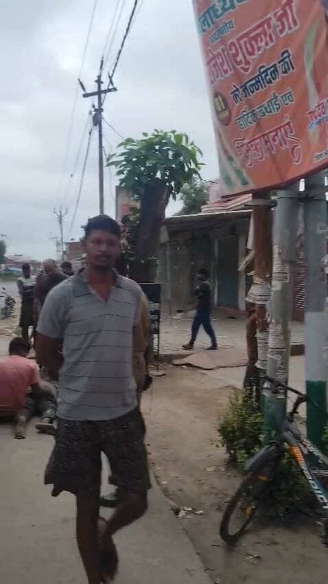 *प्रयागराज के औद्योगिक क्षेत्र थाना अंतर्गत रामपुर गांव में गुरुवार सुबह करीब 5 बजे दिल दहला देने वाला सड़क हादसा हो गया। इस हादसे में एक व्यक्ति की दर्दनाक मौत हो गई*।
मृतक की पहचान रामनारायण गुप्ता उम्र 48 वर्ष के रूप में हुई है। परिजनों के अनुसार मृतक मूल रूप से सिलोंधी मेजा के निवासी थे, जो वर्तमान में रामपुर करछना में रहते थे। वह 5 भाइयों में सबसे छोटे थे और जनहित हॉस्पिटल के बगल में चाय की दुकान खोलकर परिवार का पालन-पोषण करते थे। उनके 3 बच्चे हैं। परिजनों ने बताया कि वह कल ही मुंबई से घूमकर लौटे थे।
रोज की तरह वह सुबह 5 बजे साइकिल से अपनी दुकान खोलने जा रहे थे। तभी प्रयागराज से मिर्जापुर की तरफ जा रही एक तेज रफ्तार प्राइवेट बस ने पीछे से जोरदार टक्कर मार दी। टक्कर इतनी भीषण थी कि रामनारायण बस में फंस गए और करीब 200 मीटर तक सड़क पर घिसटते चले गए। स्थानीय लोगों ने शोर मचाया लेकिन चालक ने बस नहीं रोकी। गंभीर चोटों के कारण मौके पर ही मौत हो गई।
घटना के बाद मौके पर भीड़ जमा हो गई। ग्रामीणों ने पुलिस को सूचना दी। सूचना पर औद्योगिक क्षेत्र थाने की पुलिस मौके पर पहुंची और शव को पोस्टमार्टम के लिए भेज दिया।
#prayagrajnews