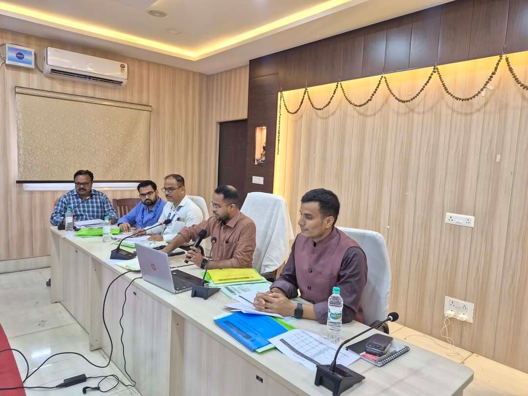 डीएलडीसी की बैठक में बैंकवार उपलब्धियों की समीक्षा, ऋण वितरण में तेजी लाने के निर्देश
छपरा, 25 सितंबर 2026।
आज डीआरडीए सभागार में जिला स्तरीय परामर्शदात्री समिति (डीएलडीसी) की बैठक जिला पदाधिकारी सारण श्री वैभव श्रीवास्तव की अध्यक्षता में आयोजित की गई। बैठक में विभिन्न बैंकिंग एवं ऋण योजनाओं की प्रगति की समीक्षा करते हुए जिला पदाधिकारी ने निम्नलिखित निर्देश दिए—
वार्षिक साख योजना
- दिनांक 25 मार्च 2026 को आयोजित जिला स्तरीय परामर्शदात्री समिति की बैठक की कार्यवाही को सर्वसम्मति से अनुमोदित किया गया।
- वार्षिक साख योजना की समीक्षा में निर्धारित लक्ष्य के विरुद्ध जिले की उपलब्धि संतोषजनक नहीं पाए जाने पर जिला पदाधिकारी ने असंतोष व्यक्त किया।
- बैंकवार उपलब्धियों की समीक्षा करते हुए पंजाब नेशनल बैंक, केनरा बैंक, यूको बैंक एवं इंडियन बैंक सहित विभिन्न बैंकों को लक्ष्य के अनुरूप उपलब्धि सुनिश्चित करने का निर्देश दिया गया।
- अग्रणी जिला प्रबंधक एवं सभी संबंधित बैंक अधिकारियों को वित्तीय वर्ष 2026-27 के लक्ष्य की शाखावार समीक्षा करने तथा प्रत्येक शाखा के लिए स्पष्ट लक्ष्य निर्धारित करने का निर्देश दिया गया।
- एमएसएमई, कृषि, जीविका एवं पशुपालन क्षेत्र में उपलब्ध संभावनाओं का उपयोग करते हुए अधिक से अधिक पात्र लाभुकों को ऋण उपलब्ध कराने का निर्देश दिया गया।
साख-जमा अनुपात
- समीक्षा में पाया गया कि मार्च 2026 में जिले का साख-जमा अनुपात 45.41 प्रतिशत, जबकि राज्य का साख-जमा अनुपात 58.68 प्रतिशत था।
- जिला पदाधिकारी ने सभी बैंकों को साख-जमा अनुपात में अपेक्षित वृद्धि सुनिश्चित करने का निर्देश दिया।
- संबंधित बैंकों के क्षेत्रीय/मंडल प्रमुखों को इस संबंध में जिला स्तर से अनुरोध पत्र भेजने का निर्देश दिया गया।
- इस दिशा में जीविका एवं नाबार्ड के माध्यम से उपलब्ध संभावनाओं का प्रभावी उपयोग करने को कहा गया।
कृषि एवं प्राथमिकता क्षेत्र ऋण
- जिला विकास प्रबंधक, नाबार्ड द्वारा किसान क्रेडिट कार्ड एवं कृषि ऋण की प्रगति की जानकारी दी गई।
- अग्रणी जिला प्रबंधक द्वारा लंबित प्रमाण-पत्र मामलों के निष्पादन की ओर ध्यान आकृष्ट कराया गया।
- किसान क्रेडिट कार्ड, स्वयं सहायता समूह एवं प्रधानमंत्री रोजगार सृजन कार्यक्रम सहित अन्य योजनाओं की भी समीक्षा की गई।
मुद्रा एवं स्टैंड-अप इंडिया
- वित्तीय वर्ष 2025-26 में जिले में मुद्रा योजना के तहत लगभग 135 करोड़ रुपये का ऋण वितरण किए जाने की जानकारी दी गई।
- मुद्रा योजना में एससी/एसटी लाभुकों को प्राथमिकता के आधार पर ऋण स्वीकृत करने का निर्देश दिया गया।
- प्रत्येक बैंक शाखा से कम-से-कम एक स्टैंड-अप इंडिया ऋण स्वीकृत करने का लक्ष्य निर्धारित करने का निर्देश दिया गया।
प्रधानमंत्री सूर्य घर मुफ्त बिजली योजना
- डीएलडीसी बैठक से पूर्व प्रधानमंत्री सूर्य घर मुफ्त बिजली योजना की प्रगति की समीक्षा की गई।
- सभी बैंकों के लोन सैंक्शन, डिस्बर्सल, रिजेक्शन, एप्लीकेशन एवं इन-प्रोसेस मामलों की समीक्षा की गई।
- बिहार ग्रामीण बैंक द्वारा बेहतर उपलब्धि दर्ज किए जाने को संज्ञान में लेते हुए आवश्यकतानुसार संबंधित मामलों को वहां स्थानांतरित करने की दिशा में कार्रवाई करने का निर्देश दिया गया।
- सभी बैंकों को निर्देश दिया गया कि रिजेक्शन के कारणों को डेडिकेटेड व्हाट्सऐप पर अनिवार्य रूप से अपलोड करें, ताकि प्रशासनिक स्तर से संबंधित समस्या का समाधान कराया जा सके।
- इंस्टॉलेशन में लापरवाही करने वाले वेंडर्स की रिपोर्ट तैयार कर उनके विरुद्ध नियमानुसार कार्रवाई तथा आवश्यकता पड़ने पर काली सूची में डालने की प्रक्रिया शुरू करने का निर्देश दिया गया।
- निर्धारित समय-सीमा के भीतर कार्य पूर्ण करने की हिदायत सभी संबंधित बैंकों एवं वेंडर्स को दी गई।
- 9,000 के लक्ष्य के विरुद्ध लगभग एक-तिहाई इंस्टॉलेशन होने को देखते हुए प्रगति में तेजी लाने का निर्देश दिया गया।
- जिले में 500 यूनिट से अधिक विद्युत खपत वाले लगभग 7,200 उपभोक्ताओं को ध्यान में रखते हुए लक्षित अभियान चलाने का निर्देश दिया गया।
- पटना एवं मुजफ्फरपुर में बेहतर कार्य कर रहे वेंडर्स को सारण में सूचीबद्ध कर योजना की प्रगति बढ़ाने का निर्देश दिया गया।
- बेहतर प्रदर्शन करने वाले वेंडर्स की एसबीआई, पीएनबी एवं बिहार ग्रामीण बैंक के साथ बैठक कराने का निर्देश दिया गया।
- सभी बैंक प्रबंधकों को ऐसे शाखा प्रबंधकों की सूची तैयार करने का निर्देश दिया गया जो योजना के कार्यान्वयन में उदासीन हैं अथवा अपेक्षित रुचि नहीं ले रहे हैं तथा उनकी बैठक कराकर प्रगति सुनिश्चित करने को कहा गया।
- सभी प्रखंड विकास पदाधिकारियों को योजना के आवेदन बढ़ाने एवं क्षेत्र स्तर पर विशेष अभियान चलाने का निर्देश दिया गया।
उद्योग विभाग की योजनाएं
- पीएमएफएमई, पीएमईजीपी सहित उद्योग विभाग की विभिन्न योजनाओं की समीक्षा की गई।
- जीएम, डीआईसी को जिले के अच्छे एवं संभावनाशील उद्यमियों को तीन श्रेणियों में चिन्हित करने का निर्देश दिया गया—
- प्रथम श्रेणी: जिन्हें क्रेडिट मिल चुका है और वे कार्य कर रहे हैं, लेकिन आवश्यक सहयोग की आवश्यकता है।
- द्वितीय श्रेणी: जिनके पास औपचारिक क्रेडिट नहीं है, लेकिन वे उद्यम शुरू करना चाहते हैं।
- तृतीय श्रेणी: प्रशिक्षित एवं अनुभवी उद्यमी, जिनके पास कार्य करने की क्षमता है, लेकिन पूंजी का अभाव है।
- इन उद्यमियों की बैंकों के साथ समन्वय बैठक कराने का निर्देश दिया गया।
- जिला पदाधिकारी ने कहा कि इससे उद्यमियों को आवश्यक वित्तीय सहायता उपलब्ध कराने के साथ-साथ बैंकों के प्राथमिकता क्षेत्र ऋण (PSL) एवं साख-जमा अनुपात में भी सुधार होगा।
- सभी योजनाओं में बैंक एवं आवेदक के बीच बेहतर समन्वय के लिए इंडस्ट्री एक्सटेंशन ऑफिसर को नामित कर जवाबदेही निर्धारित करने का निर्देश दिया गया।
- संबंधित अधिकारी को आवेदकों एवं बैंकों से नियमित समन्वय स्थापित कर लंबित मामलों का शीघ्र निष्पादन सुनिश्चित करने को कहा गया।
मुख्यमंत्री उद्यमी योजना
- मुख्यमंत्री उद्यमी योजना के तहत लाभुकों को प्रथम, द्वितीय एवं तृतीय किस्त की स्थिति की समीक्षा की गई।
- लंबित मामलों का शीघ्र निष्पादन करने तथा पात्र लाभुकों को निर्धारित किस्त समय पर उपलब्ध कराने का निर्देश दिया गया।
बैठक में संबंधित बैंक अधिकारी, अग्रणी जिला प्रबंधक, जिला उद्योग केंद्र, नाबार्ड, जीविका सहित विभिन्न विभागों एवं संस्थानों के पदाधिकारी/प्रतिनिधि उपस्थित थे।