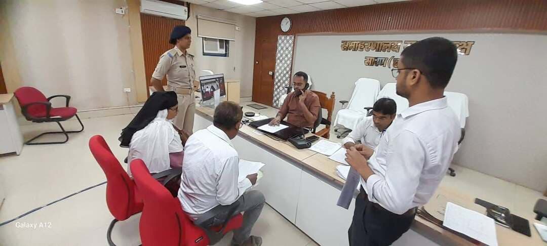◆◆ *"सबका सम्मान, जीवन आसान" प्रत्येक सोमवार एवं शुक्रवार को "जनता के दरबार में जिलाधिकारी" , आमलोगों की समस्या के निराकरण हेतु कार्रवाई*
◆◆ *जिलाधिकारी के आदेशानुसार आज शुक्रवार को 47 लोगों की समस्या को सुना गया तथा कार्रवाई को लेकर संबंधित अधिकारियों को दिया गया निदेश*
सारण, 25 सितंबर 2026
◆ सप्ताह के प्रत्येक सोमवार एवं शुक्रवार को जिलाधिकारी आमलोगों से मुलाकात कर उनकी समस्या को सुन रहे हैं। "जनता के दरबार में जिलाधिकारी" कार्यक्रम प्रत्येक सोमवार एवं शुक्रवार को आयोजित किया जा रहा है।
◆ आज शुक्रवार को जनता दरबार में उपस्थित सभी 47 लोगों की समस्या को जिलाधिकारी के द्वारा सुना गया तथा कार्रवाई को लेकर संबंधित अधिकारियों को आवश्यक निर्देश दिये गये।जनता दरबार में अधिकांश मामले राजस्व एवं भूमि सुधार विभाग के थे। इसके अतिरिक्त वन स्टौप सेंटर, विद्युत, परिवहन, भू अर्जन,शिक्षा सहित बीडीओ गरखा से संबंधित मामले थे , जिनका एक एक करके निष्पादन किया जा रहा है।
◆ सभी आवेदनों के संदर्भ में भी समस्या के निराकरण के लिये कार्रवाई का निदेश संबंधित अधिकारियों को दिया गया।