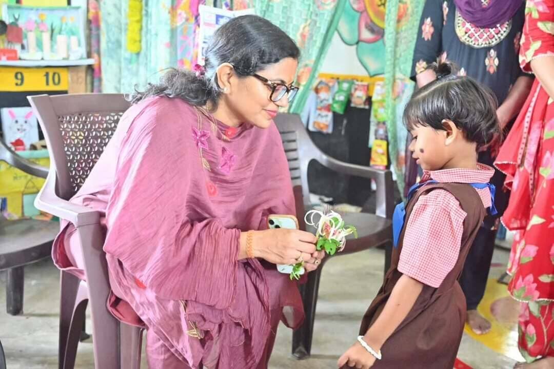 सेवा संकल्प अभियान के तहत आज आंगन मिलन सेवा कार्यक्रम के दौरान कलेक्टर श्रीमती जयश्री जैन ने धनेलीभाठा डुमरपारा, अमलडीहा एवं खुसरुडेरा के आंगनबाड़ी केंद्रों का निरीक्षण किया।
उन्होंने बच्चों, माताओं एवं ग्रामीणों से संवाद कर पोषण, शिक्षा एवं केंद्र की व्यवस्थाओं की जानकारी ली।
कलेक्टर ने बच्चों को नियमित पौष्टिक आहार देने और आंगनबाड़ी केंद्रों में बेहतर वातावरण सुनिश्चित करने के निर्देश दिए।
#AanganMilanSeva
#सेवा_संकल्प_अभियान #SevaSankalpAbhiyan #SevaSankalp #JanSeva JanBhagidari ViksitChhattisgarh SevaSeVikas CGkeAshirwadkaDiya sevasankalpabhiyan modiat25 vishnubhaiya