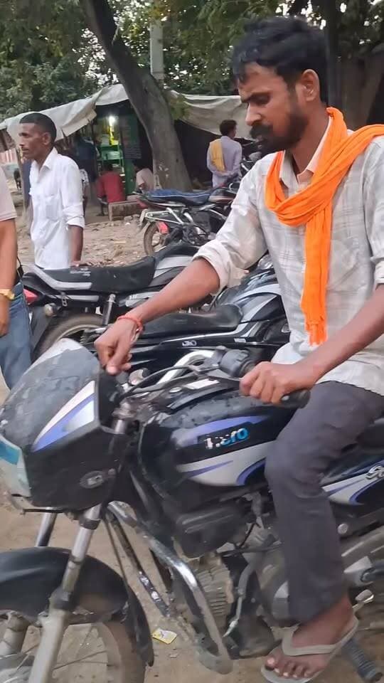 बाइक मलिक के सामने ही बाइक चोरी करके ले जा रहा था चोर बाइक मलिक ने पकड़ा