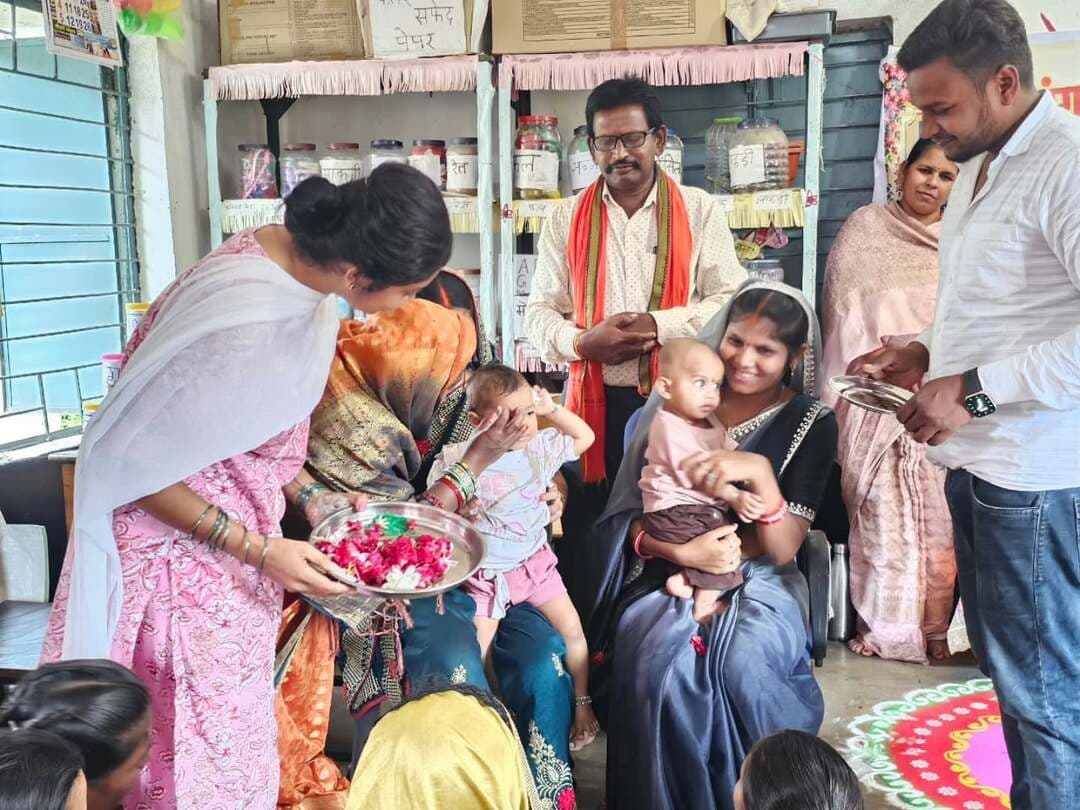 सेवा संकल्प अभियान के अंतर्गत जिले में ‘आंगन मिलन सेवा कार्यक्रम’ के तहत आंगनबाड़ी सम्मान एवं मातृसंवाद कार्यक्रम की शुरुआत हुई। प्रथम दिवस जिले के 140 आंगनबाड़ी केंद्रों में कार्यक्रम आयोजित किए गए।
इस दौरान गर्भवती महिलाओं की गोद भराई की गई तथा माताओं, आंगनबाड़ी कार्यकर्ताओं एवं सहायिकाओं का सम्मान किया गया।
कार्यक्रम के माध्यम से लोगों को पौष्टिक आहार अपनाने तथा शासन की विभिन्न जनकल्याणकारी योजनाओं का लाभ लेने के लिए जागरूक किया गया।
#AanganMilanSeva
#सेवा_संकल्प_अभियान #SevaSankalpAbhiyan #SevaSankalp #JanSeva JanBhagidari ViksitChhattisgarh SevaSeVikas CGKeAshirwadKaDiya SevaSankalpAbhiyan modiat25 vishnubhaiya