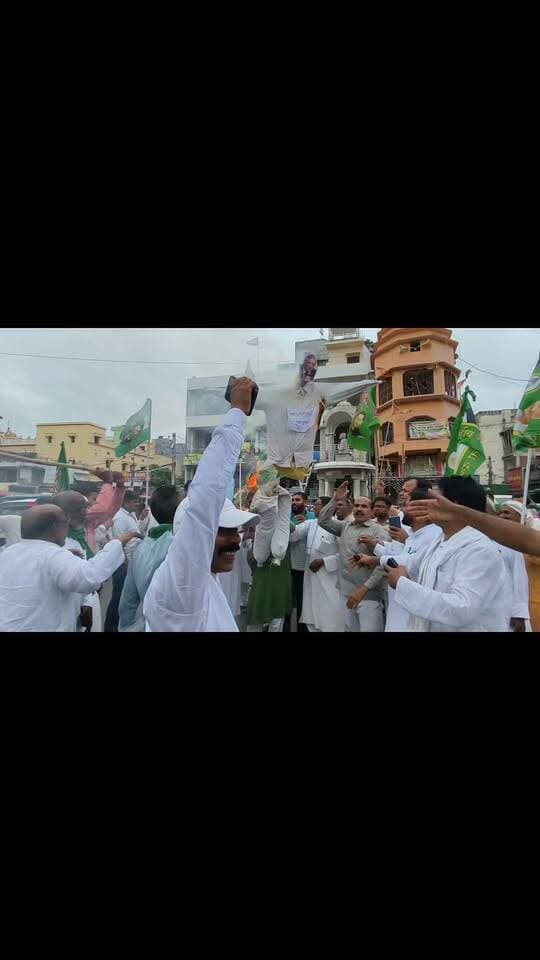 भभुआ एकता चौक पर मुख्य चुनाव आयुक्त ज्ञानेश्वर कुमार का पुतला दहन करते राजद कार्यकर्ता