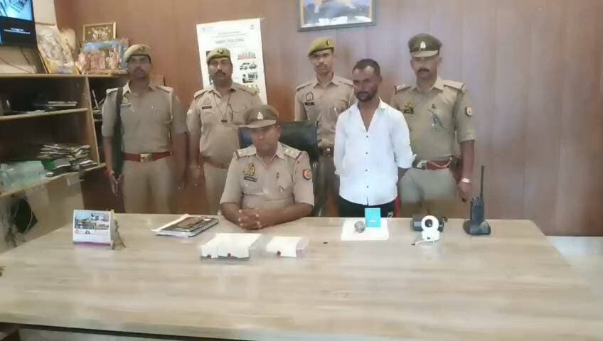 थाना जलेसर जिला एटा
थाना जलेसर पुलिस एवं एसओजी टीम/ सर्विलांस टीम एटा की संयुक्त कार्यवाही में सर्राफा की दुकान का शटर व तिजौरी ग्राण्डर से काटकर चोरी की घटना का सफल अनावरण करते हुए 01 नफर अभियुक्त को मय एक अदद अवैध तंमचा 315 बोर मय एक अदद जिन्दा कारतूस 315 बोर व सर्राफा की दुकान का शटर व तिजौरी ग्राण्डर से काटकर चोरी किये गये जेबरात सहित किया गिरफ्तार .......
श्रीमान वरिष्ठ पुलिस अधीक्षक महोदय एटा के द्वारा चोरी/नकबजनी के अभियोंगों के अनावरण एवं घटना में संलिप्त अभियुक्तों की गिरफ्तारी एवं चोरी गये माल की बरामदगी हेतु निर्गत आदेश के क्रम में श्रीमान अपर पुलिस अधीक्षक एटा महोदय के निर्देशन में तथा श्रीमान क्षेत्राधिकरी जलेसर महोदय के पर्वेक्षण में चोरी/ नकबजनी की घटनाओं के सफल अनावरण एवं घटना में संलिप्त अपराधियों की गिरफ्तारी/चोरी गये माल की बरामदगी हेतु चलाये जा रहे अभियान के अनुपालन में प्रभारी निरीक्षक जलेसर के नेतृत्व में थाना स्तर पर गठित टीम एवं प्रभारी एसओजी एटा मय एसओजी टीम/ सर्विलांस टीम के साथ संयुक्त रुप से समन्वय स्थापित कर थाना स्थानीय पर पंजीकृत मु0अ0स0 385/2026 धारा 331(4)/305/324(4) की घटना का घटना स्थल एवं सीसीटीवी कैमरों एवं अन्य साक्ष्य संकलन से उक्त घटना का सफल अनावरण करते हुए शर्राफा की दुकान की शटर व तिजौरी को ग्राण्डर से काटकर घटना में संलिप्त 01 शातिर चोर अरुण चौहान पुत्र भीकम सिंह निवासी ग्राम महीपुरा थाना नारखी जनपद फिरोजाबाद को मुखबिर खास की सूचना पर ग्राम पटना के बिजली घर से पहले बंद पडे वन विभाग के गेस्टहाउस के गेट के पास से दिनांक 24.09.2026 को समय 20.30 बजे एक अदद अवैध तंमचा 315 बोर मय एक अदद जिन्दा कारतूस 315 बोर व सर्राफा की दुकान का शटर व तिजौरी ग्राण्डर से काटकर चोरी किये गये जेबरात के साथ गिरफ्तार किया गया तथा मौके से अभियुक्तगण 1.रजत यादव पुत्र भूपेन्द्र सिंह निवासी ग्राम कुसेत थाना जलेसर जिला एटा 2. कपिल यादव पुत्र वीरपाल निवासी ग्राम कुसेत थाना जलेसर जिला एटा अन्धेरा व जंगल का फायदा उठाकर भागने में सफल हो गये । अभियुक्त उपरोक्त से उक्त घटना से सम्बन्धित बरामदगी के आधार पर उक्त अभियोग में धारा 317(2) बीएनएस व 3/25 आयुध अधिनियम की वृद्धि की गयी मुकदमा उपरोक्त में गिरफ्तार शुदा अभियुक्त उपरोक्त के विरुद्ध अग्रिम विधिक कार्यवाही कर न्यायिक अभिरक्षा हेतु मा0न्यायालय भेजा जा रहा है। मुकदमा उपरोक्त की घटना में संलिप्त/प्रकाश में आये शेष अभियुक्त की गिरफ्तारी हेतु सतत् प्रयास जारी है।
घटना का संक्षिप्त विवरण –
श्रीमान जी दिनांक 09.09.2026 को रात्रि में वादी प्रमोद कुमार पुत्र यादराम निवासी गनेशपुर थाना जलेसर जनपद एटा की ग्राम पटना के पास स्थित सर्राफा की दुकान का शटर व तिजौरी ग्राण्डर से काटकर चोरी कर लेने के सम्बन्ध में थाना हाजा पर दिनांक 10.09.2026 को मु0अ0स0 385/26 धारा 331(4)/305/62/324(2) बीएनएस बनाम अज्ञात के विरूद्ध पंजीकृत किया गया था ।
गिरफ्तार अभियुक्त का नाम व पता -
1.अरुण चौहान पुत्र भीकम सिंह निवासी ग्राम महीपुरा थाना नारखी जनपद फिरोजाबाद
उम्र 28 वर्ष
*मौके से फरार अभियुक्तगण का नाम पता* –
1. रजत यादव पुत्र भूपेन्द्र सिंह निवासी ग्राम कुसेत थाना जलेसर जिला एटा
2. कपिल यादव पुत्र वीरपाल निवासी ग्राम कुसेत थाना जलेसर जिला एटा
गिरफ्तारी का स्थान व समयः-
ग्राम पटना के बिजली घर से पहले बंद पडे वन विभाग के गेस्टहाउस के गेट के पास से दिनांक 24.09.2026 को समय 20.30 बजे
गिरफ्तार अभियुक्त उपरोक्त से बरामंदगी का विवरणः –
1...एक अदद तमंचा 315 बोर व 01 जिन्दा कारतूस 315 बोर नाजायज
2..... चांदी के 09 लोकेट
3....... एक चादी की लेडिज रिंग
4........ एक जोडी बिछिया
गिरफ्तार करने वाली पुलिस टीम
01. प्र0नि0 श्री अखिलेश कुमार दीक्षित – थाना जलेसर
02. उ0नि0 श्री श्रवण कुमार निगम –प्रभारी स्वाट टीम एटा
03. उ0नि0 श्री सुनील लांबा – प्रभारी सर्विलांस टीम एटा
04. है0का0 ज्ञानवीर – स्वाट टीम
05. 08.है0का0 रियान – स्वाट टीम
06. है0का0 विष्णु गोस्वामी – स्वाट टीम
07. का0 दीपक त्रिवेदी –स्वाट टीम
08. का0 अंकुर मलिक – स्वाट टीम
09. उ0नि0 श्री ब्रजमोहन सिंह –थाना जलेसर
10. उ0नि0 श्री वीरेन्द्र कुमार –थाना जलेसर
11. का0 कनिष्क कुमार –थाना जलेसर
12. का0 गौरव कुमार –थाना जलेसर
13. का0 मोहित कुमार –थाना जलेसर