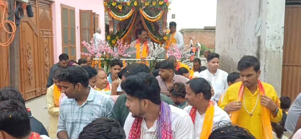 एटा: जेएसबी गेस्ट हाउस अवागढ़ में माहौर वैश्य समाज कल्याण सेवा समिति ने धार्मिक आयोजन कर अतिथियों का किया सम्मान
कस्बा अवागढ़ के बाईपास मार्ग पर स्थित जेएसबी गेस्ट हाउस में माहौर वैश्य समाज कल्याण सेवा समिति अवागढ़ द्वारा अनंत चतुर्दशी पर्व पर धार्मिक आयोजन एवं सम्मान समारोह का आयोजन किया गया!
जिसके बाद नगर के जलेसर रोड स्थित थाना अवागढ़ के पास शोभा यात्रा का शुभारंभ हुआ !
शोभा यात्रा मैन मार्केट में होते हुए माता मंदिर पर शोभायात्रा संपन्न हुई!
सर्वप्रथम माहौर वैश्य समाज समाज के नगर स्थित मंदिर पर माहौर वैश्य समाज के पदाधिकारी व समाज के लोगों द्वारा हवन-पूजन व धार्मिक अनुष्ठान आदि किए गए!
इसके बाद नगर के बाईपास मार्ग स्थित जेएसबी गेस्ट हाउस में सम्मान समारोह का आयोजन किया गया! जिसमें आगंतुक अतिथि गणों व समाज के प्रबुद्ध जनों का सम्मान किया गया!
व्यापार मंडल के राष्ट्रीय मंत्री दिनेश गुप्ता, वैश्य एकता परिषद के जिला अध्यक्ष एटा राकेश गुप्ता, उद्योगपति कृष्ण गोपाल गुप्ता सहित तमाम वैश्य समाज के अतिथिगण मौजूद रहे !
मंच पर कार्यक्रम का संचालन दैनिक जागरण के पत्रकार विनीत गुप्ता के द्वारा किया गया कार्यक्रम की अध्यक्षता हेतमपाल गुप्ता के द्वारा की गई
वहीं मेला कमेटी के अध्यक्ष ऋषभ गुप्ता ,महामंत्री मेला कमेटी धर्मेंद्र गुप्ता डीके ,राकेश गुप्ता ,बृजेश गुप्ता, मनीष गुप्ता, मुन्नालाल गुप्ता ,देवेंद्र गुप्ता, शिव शंकर गुप्ता ,राम खिलाड़ी गुप्ता, पंकज गुप्ता, देवेन्द्र गुप्ता, ओमप्रकाश गुप्ता, रमेश चंद्र गुप्ता एडवोकेट, मुकेश गुप्ता, रवि गुप्ता, पंकज गुप्ता, अभिषेक गुप्ता ,कुलदीप गुप्ता, रितिक गुप्ता, शिवकुमार गुप्ता, दिनेश चंद्र गुप्ता,बृजेश गुप्ता एडवोकेट,सुभाष गुप्ता ,संजय गुप्ता,प्रेमप्रकाश गुप्ता,सनी गुप्ता मण्डलअध्यक्ष युवा मोर्चा भाजपा,अभिषेक गुप्ता,वीरेश गुप्ता,विकास गुप्ता,संजू गुप्ता,रेशू गुप्ता,प्रशांत गुप्ता,निशू गुप्ता,धर्मेंद्र गुप्ता,रिषभ गुप्ता सहित तमाम माहौर वैश्य समाज कल्याण सेवा समिति के पदाधिकारियों की मौजूदगी रही और अवागढ़ नगर में अनंत भगवान की विशाल शोभा यात्रा भी निकल गई!
शोभायात्रा में प्रमुख आकर्षण का केंद्र रहे काली अखाड़ा व विभिन्न आकर्षक झांकियां
हजारों की संख्या में गांव देहात क्षेत्र से भी लोग शोभायात्रा व मेला देखने के लिए पहुंचे वही नगर वासियों के द्वारा जगह-जगह पर मेला कमेटी के पदाधिकारियों का माल्यार्पण व पुष्प वर्षा कर स्वागत सत्कार किया गया एवं जगह-जगह पर नगर वासियों के द्वारा अनंत भगवान की आरती उतारी गई