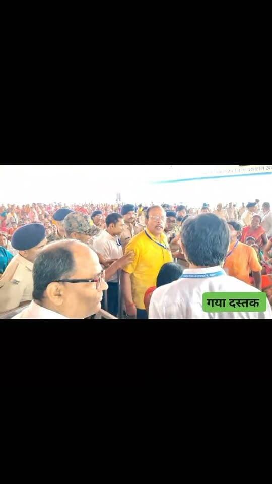 गया में मुख्यमंत्री सम्राट चौधरी की सभा में महिलाओं के बैठने को लेकर भाजपा नेता मुकेश शर्मा और प्रशासनिक अधिकारी के बीच हुई नोकझोंक
पितृपक्ष मेला के उद्घाटन समारोह के दौरान दर्शक दीर्घा में बैठने को लेकर भाजपा नेता मुकेश कुमार शर्मा और जिला प्रशासन के एक अधिकारी के बीच नोकझोंक हो गई। घटना के दौरान कुछ देर के लिए उद्घाटन सभा स्थल पर माहौल तनावपूर्ण हो गया।
बताया जा रहा है कि दर्शक दीर्घा में आगे की ओर बैठी एक महिला को जिला प्रशासन के अधिकारी ने पीछे जाकर बैठने के लिए कहा। इसी दौरान भाजपा नेता सह अधिवक्ता मुकेश कुमार शर्मा ने अधिकारी के व्यवहार पर आपत्ति जताते हुए इसका विरोध किया।
मुकेश शर्मा के विरोध के बाद संबंधित महिला ने भी अपनी जगह से उठने से इनकार कर दिया और उनके समर्थन में अपनी बात रखी। इस दौरान दोनों पक्षों के बीच कुछ देर तक बहस होती रही।
विवाद बढ़ता देख जिला प्रशासन के अधिकारी वहां से निकल गए। घटना के बाद कुछ समय के लिए सभा स्थल पर लोगों का ध्यान भी इस विवाद की ओर चला गया।
हालांकि, बाद में स्थिति सामान्य हो गई और पितृपक्ष मेला उद्घाटन कार्यक्रम आगे की प्रक्रिया के अनुसार जारी है।
#गयाजी
#गया_हो
#bihar
#पितृपक्ष
#GayaPolice
#BJPNEWS