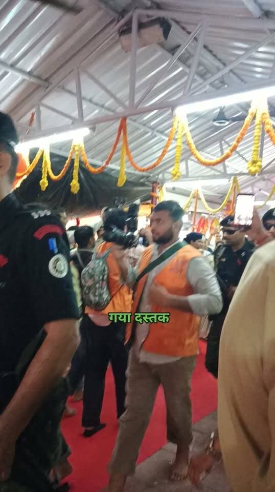 पितृपक्ष मेला महासंगम 2026 का शुभारंभ, विष्णुपद में दर्शन, देवघाट का निरीक्षण और फिर पितृपक्ष मेला महासंगम का शुभारंभ, गया पहुंचे CM सम्राट चौधरी
मुख्यमंत्री ने देवघाट से गांधी मैदान टेंट सिटी तक देखीं तैयारियां, श्रद्धालुओं की सुविधा-सुरक्षा पर फोकस; मेले को लेकर चप्पे-चप्पे पर पुलिस की तैनाती
गया। मोक्षनगरी गया जी में शुक्रवार को पितृपक्ष मेला महासंगम-2026 का विधिवत शुभारंभ हुआ। बिहार के मुख्यमंत्री सम्राट चौधरी शुक्रवार को गया पहुंचे और पितृपक्ष मेले की तैयारियों का जायजा लिया। गया पहुंचने के बाद मुख्यमंत्री सबसे पहले प्रसिद्ध विष्णुपद मंदिर पहुंचे, जहां उन्होंने विधि-विधान से पूजा-अर्चना की और गर्भगृह में भगवान विष्णु के चरणचिह्न का दर्शन किया। इसके बाद मुख्यमंत्री ने फल्गु नदी स्थित देवघाट का निरीक्षण किया और वहां श्रद्धालुओं के लिए की गई व्यवस्थाओं को देखा। इसके बाद पितृपक्ष मेला महासंगम-2026 का फीता काटकर विधिवत शुभारंभ किया।
मुख्यमंत्री के गया आगमन को लेकर जिला प्रशासन और पुलिस प्रशासन की ओर से सुरक्षा के व्यापक इंतजाम किए गए थे। मुख्यमंत्री के कार्यक्रम को देखते हुए विष्णुपद मंदिर से लेकर देवघाट, मेला क्षेत्र और गांधी मैदान तक जगह-जगह पुलिस बल की तैनाती की गई थी। सुरक्षा व्यवस्था की लगातार निगरानी की जा रही थी।
विष्णुपद मंदिर में की पूजा-अर्चना
मुख्यमंत्री सम्राट चौधरी का गया आगमन धार्मिक स्थल विष्णुपद मंदिर से हुआ। उन्होंने मंदिर के गर्भगृह में पहुंचकर भगवान विष्णु के चरणचिह्न का दर्शन किया और पूजा-अर्चना की। पितृपक्ष के दौरान विष्णुपद मंदिर का विशेष धार्मिक महत्व है। देश के विभिन्न हिस्सों से गया आने वाले श्रद्धालु पिंडदान और तर्पण के साथ विष्णुपद मंदिर में दर्शन-पूजन करते हैं। पूजा-अर्चना के बाद मुख्यमंत्री मेला क्षेत्र की व्यवस्थाओं को देखने के लिए आगे बढ़े। इस दौरान उनके साथ स्वास्थ्य मंत्री निशांत कुमार, प्रभारी मंत्री विजय कुमार सिन्हा, केंद्रीय मंत्री जीतन राम मांझी, बेलागंज विधायक मनोरमा देवी सहित कई मंत्री, विधायक और पार्टी नेता मौजूद रहे।
देवघाट पहुंचकर देखी फल्गु की व्यवस्था
विष्णुपद मंदिर में दर्शन के बाद मुख्यमंत्री सम्राट चौधरी फल्गु नदी स्थित देवघाट पहुंचे। यहां उन्होंने पितृपक्ष मेले को लेकर की गई व्यवस्थाओं का निरीक्षण किया। देवघाट पिंडदान और तर्पण के लिए आने वाले श्रद्धालुओं के प्रमुख पड़ावों में शामिल है। ऐसे में यहां साफ-सफाई, आवागमन, सुरक्षा और श्रद्धालुओं की सुविधा से जुड़ी व्यवस्थाओं को महत्वपूर्ण माना जा रहा है। मुख्यमंत्री ने देवघाट क्षेत्र में व्यवस्थाओं का जायजा लिया। मेला अवधि में बड़ी संख्या में श्रद्धालुओं के यहां पहुंचने को देखते हुए प्रशासन की ओर से तैयारियों को दुरुस्त किया गया है। घाट क्षेत्र में श्रद्धालुओं की आवाजाही को सुगम बनाने, सुरक्षा व्यवस्था बनाए रखने और आवश्यक सुविधाएं उपलब्ध कराने पर जोर दिया गया है।
देवघाट के निरीक्षण के बाद मुख्यमंत्री ने मेला क्षेत्र की अन्य व्यवस्थाओं को भी देखा। इस दौरान प्रशासनिक अधिकारियों द्वारा मेले की तैयारियों से जुड़ी जानकारी दी गई।
फीता काटकर पितृपक्ष मेला महासंगम-2026 का शुभारंभ
देवघाट और मेला क्षेत्र का निरीक्षण करने के बाद मुख्यमंत्री सम्राट चौधरी ने पितृपक्ष मेला महासंगम-2026 का फीता काटकर विधिवत शुभारंभ किया। शुभारंभ के साथ ही गया जी में पितृपक्ष मेले की गतिविधियां और तेज हो गईं। मेला क्षेत्र में देश के अलग-अलग हिस्सों से आने वाले श्रद्धालुओं के स्वागत और सुविधा के लिए प्रशासन की ओर से तैयारियां पूरी की गई हैं।
पितृपक्ष के दौरान गया में बड़ी संख्या में श्रद्धालु अपने पूर्वजों के लिए पिंडदान, तर्पण और अन्य धार्मिक अनुष्ठान करने पहुंचते हैं। विष्णुपद मंदिर, फल्गु नदी के घाट और विभिन्न पिंडवेदियों पर श्रद्धालुओं की भीड़ रहती है। इसी को ध्यान में रखते हुए प्रशासन की ओर से मेला क्षेत्र में व्यवस्थाओं को अंतिम रूप दिया गया है।
गांधी मैदान टेंट सिटी भी पहुंचे मुख्यमंत्री
मेला महासंगम के शुभारंभ के बाद मुख्यमंत्री सम्राट चौधरी ऐतिहासिक गांधी मैदान स्थित टेंट सिटी पहुंचे। यहां उन्होंने श्रद्धालुओं के ठहरने के लिए की गई व्यवस्थाओं का निरीक्षण किया। टेंट सिटी में उपलब्ध सुविधाओं और प्रशासन की तैयारियों की जानकारी ली।
गांधी मैदान में बनाए गए टेंट सिटी का उद्देश्य मेला अवधि के दौरान गया आने वाले श्रद्धालुओं को आवासन की सुविधा उपलब्ध कराना है। प्रशासन की ओर से यहां श्रद्धालुओं के लिए आवश्यक मूलभूत सुविधाओं की व्यवस्था की गई है। मुख्यमंत्री के निरीक्षण के दौरान इन व्यवस्थाओं का जायजा लिया गया।
श्रद्धालुओं की सुविधा पर प्रशासन का फोकस
पितृपक्ष मेला महासंगम-2026 को लेकर जिला प्रशासन की ओर से व्यापक स्तर पर तैयारी की गई है। श्रद्धालुओं की सुविधा के लिए मेला क्षेत्र में पेयजल, साफ-सफाई, प्रकाश व्यवस्था, आवासन, यातायात और सुरक्षा समेत विभिन्न व्यवस्थाओं पर काम किया गया है। मेला क्षेत्र में आने वाले श्रद्धालुओं की संख्या को देखते हुए प्रशासन के सामने सबसे बड़ी प्राथमिकता सुगम आवागमन और सुरक्षित वातावरण उपलब्ध कराना है। विष्णुपद मंदिर से लेकर फल्गु नदी के घाटों और विभिन्न पिंडवेदियों तक श्रद्धालुओं की आवाजाही को देखते हुए सुरक्षा व्यवस्था को भी मजबूत किया गया है।
मुख्यमंत्री के आगमन पर चप्पे-चप्पे पर सुरक्षा
मुख्यमंत्री के गया आगमन को लेकर पुलिस प्रशासन पूरी तरह अलर्ट रहा। विष्णुपद मंदिर, देवघाट, मेला क्षेत्र, गांधी मैदान और मुख्यमंत्री के आवागमन वाले मार्गों पर जगह-जगह पुलिस बल की तैनाती की गई। सुरक्षा व्यवस्था की निगरानी के लिए पुलिस अधिकारियों की टीम भी लगातार सक्रिय रही। मुख्यमंत्री के कार्यक्रम के दौरान आम श्रद्धालुओं को किसी तरह की परेशानी न हो, इसको लेकर भी सुरक्षा और यातायात व्यवस्था को ध्यान में रखा गया। प्रमुख स्थानों पर पुलिस बल की तैनाती के साथ भीड़ प्रबंधन पर भी नजर रखी गई।
कई मंत्री और जनप्रतिनिधि रहे मौजूद
पितृपक्ष मेला महासंगम-2026 के शुभारंभ के दौरान मुख्यमंत्री सम्राट चौधरी के साथ स्वास्थ्य मंत्री निशांत कुमार, प्रभारी मंत्री विजय कुमार सिन्हा, केंद्रीय मंत्री जीतन राम मांझी, बेलागंज विधायक मनोरमा देवी समेत कई मंत्री, विधायक और पार्टी नेता मौजूद रहे। मुख्यमंत्री के कार्यक्रम को लेकर प्रशासनिक और राजनीतिक स्तर पर भी व्यापक तैयारियां की गई थीं।
गया जी में पितृपक्ष मेला सिर्फ धार्मिक आयोजन नहीं बल्कि देश के अलग-अलग हिस्सों से आने वाले लाखों श्रद्धालुओं की आस्था का प्रमुख केंद्र है। पितरों के तर्पण और पिंडदान के लिए श्रद्धालु यहां कई दिनों तक धार्मिक अनुष्ठान करते हैं। ऐसे में मेला अवधि के दौरान व्यवस्था बनाए रखना जिला प्रशासन और पुलिस के लिए बड़ी जिम्मेदारी है।
विष्णुपद से देवघाट और टेंट सिटी तक दिखी तैयारी
मुख्यमंत्री सम्राट चौधरी के शुक्रवार के कार्यक्रम में गया जी की पितृपक्ष व्यवस्था के प्रमुख केंद्र सामने रहे। विष्णुपद मंदिर में पूजा-अर्चना और दर्शन के बाद उन्होंने देवघाट पहुंचकर घाट की व्यवस्थाओं का निरीक्षण किया। इसके बाद पितृपक्ष मेला महासंगम-2026 का शुभारंभ किया और गांधी मैदान स्थित टेंट सिटी पहुंचकर श्रद्धालुओं के लिए की गई तैयारियों को देखा।
पितृपक्ष मेला महासंगम-2026 के शुभारंभ के साथ गया जी में श्रद्धालुओं की गतिविधियां और बढ़ेंगी। अब मेला क्षेत्र में देश-विदेश से पहुंचने वाले श्रद्धालुओं को सुविधाएं उपलब्ध कराने और व्यवस्थाओं को लगातार सुचारु बनाए रखना प्रशासन की प्राथमिकता होगी।