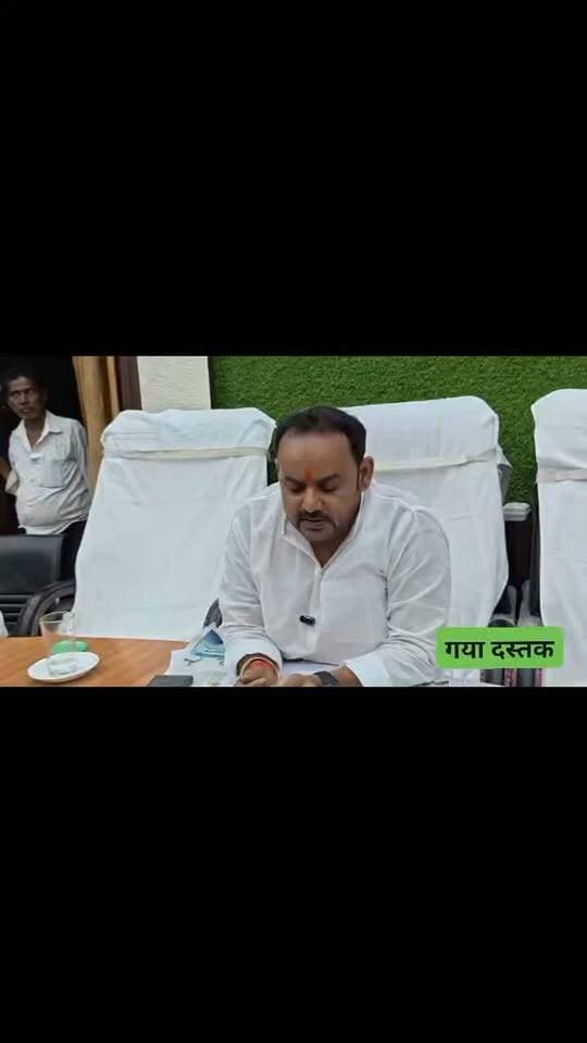 पितृपक्ष मेला 2026 से पहले गया नगर निगम की बड़ी तैयारी, 15 दिन नहीं, सालों भर दिखेगा विष्णुधाम का वैभव: पितृपक्ष से पहले गया नगर निगम ने झोंकी ताकत, घाट से लेकर सड़क-पानी तक बदली व्यवस्था
गया। पितृपक्ष मेला-2026 में देश-दुनिया से आने वाले लाखों श्रद्धालुओं को बेहतर सुविधा उपलब्ध कराने के लिए गया नगर निगम ने इस बार व्यापक स्तर पर तैयारी की है। गुरुवार की शाम नगर निगम की ओर से आयोजित प्रेस वार्ता में मेयर गणेश पासवान और पूर्व डिप्टी मेयर सह स्टैंडिंग कमेटी के सदस्य मोहन श्रीवास्तव ने मेला क्षेत्र में कराए जा रहे कार्यों और श्रद्धालुओं के लिए उपलब्ध कराई जा रही सुविधाओं की विस्तृत जानकारी दी। उन्होंने कहा कि गया जी की पहचान केवल 15 दिनों तक चलने वाले पितृपक्ष मेले से नहीं, बल्कि भगवान विष्णु की चरणस्थली और मोक्षधाम के रूप में सालभर बनी रहती है। इसी सोच के साथ इस बार व्यवस्थाओं को मेला अवधि से आगे स्थायी रूप देने पर जोर दिया गया है।
मेयर गणेश पासवान और मोहन श्रीवास्तव ने कहा कि गया जी को देश-दुनिया में विशेष धार्मिक पहचान प्राप्त है। एक तरफ बोधगया भगवान बुद्ध की ज्ञानस्थली है तो दूसरी तरफ गया जी भगवान विष्णु की चरणस्थली के रूप में प्रसिद्ध है। यहां पितृपक्ष के दौरान लाखों श्रद्धालु पिंडदान और तर्पण के लिए पहुंचते हैं। ऐसे में नगर निगम की जिम्मेदारी केवल मेला के दौरान सफाई कराने तक सीमित नहीं हो सकती। गया जी के धार्मिक महत्व के अनुरूप सालभर बेहतर व्यवस्था बनाए रखने की दिशा में काम किया जा रहा है।
पांच जोन में बंटा मेला क्षेत्र, रात में भी होगी सफाई
नगर निगम ने मेला क्षेत्र को सफाई व्यवस्था के लिहाज से पांच जोन में बांटकर काम शुरू किया है। सात प्रमुख घाटों, 17 प्रमुख वेदियों, पिंडवेदियों और तालाबों की विशेष सफाई कराई गई है। मेला क्षेत्र में आने वाले आवासन स्थलों पर भी सफाई की व्यवस्था की गई है। प्रमुख मार्गों और उन इलाकों में जहां सामान्य सफाई व्यवस्था के दौरान कम ध्यान जाता था, वहां मैकेनिकल स्वीपिंग की व्यवस्था की गई है। रात में भी सफाई कराई जा रही है, ताकि सुबह श्रद्धालुओं को स्वच्छ वातावरण मिल सके। नगर निगम के अनुसार शहरी क्षेत्र में मेला क्षेत्र की सैकड़ों टूटी-फूटी सड़कों, गलियों और नालियों की मरम्मत एवं निर्माण कराया गया है। इन कार्यों पर करीब तीन से चार करोड़ रुपये खर्च किए गए हैं। पिंडवेदियों और प्रमुख स्थलों की रंगाई-पुताई भी कराई गई है। टूटे प्याऊ, टाइल्स और अन्य नागरिक सुविधाओं को भी दुरुस्त किया गया है।
25 जगह प्याऊ, 17 स्थानों पर वाटर एटीएम
श्रद्धालुओं के लिए पेयजल की व्यवस्था को नगर निगम ने प्रमुख प्राथमिकताओं में रखा है। करीब 25 स्थानों पर प्याऊ और आरओ वाटर की व्यवस्था की गई है। वहीं 17 स्थानों पर वाटर एटीएम और चिलर लगाने की योजना है। इनमें अधिकांश स्थानों पर काम पूरा हो चुका है और शेष जगहों पर काम जारी है। विष्णुपद मंदिर, श्मशान घाट के आसपास सहित प्रमुख स्थानों पर श्रद्धालुओं को शुद्ध और ठंडा पानी उपलब्ध कराने की व्यवस्था की जा रही है। इसके अलावा मेला क्षेत्र में डीलक्स शौचालय, बायो टॉयलेट और मोबाइल शौचालय भी लगाए गए हैं।
फाल्गु नदी से लेकर घाट-तालाब तक विशेष सफाई
फाल्गु नदी में जमा कचरा और गंदगी हटाने के लिए क्लीनिंग बोट का इस्तेमाल किया जा रहा है। प्रमुख घाटों और तालाबों की रगड़कर सफाई कराई गई है। नगर निगम का कहना है कि श्रद्धालुओं को पिंडदान और तर्पण के दौरान स्वच्छ वातावरण उपलब्ध कराने के लिए घाटों की सफाई पर विशेष निगरानी रखी जा रही है। प्रेस वार्ता में सार्वजनिक सुविधाओं की सुरक्षा का मुद्दा भी उठाया गया। बताया गया कि पूर्व में शौचालयों के टाइल्स, नल और अन्य सामान चोरी या क्षतिग्रस्त किए जाने की घटनाएं सामने आती रही हैं। ऐसे में सार्वजनिक संपत्तियों की सुरक्षा और निगरानी को लेकर भी विशेष व्यवस्था की जा रही है।
विष्णुपद और सीताकुंड में दिखेगा गया जी का इतिहास
इस बार नगर निगम की योजना सिर्फ सफाई और मूलभूत सुविधाओं तक सीमित नहीं है। विष्णुपद, सीताकुंड और देवघाट जैसे प्रमुख धार्मिक स्थलों को सालभर आकर्षण का केंद्र बनाने के लिए लेजर लाइट एंड साउंड शो की योजना पर काम किया जा रहा है। लाइट एंड साउंड के माध्यम से भगवान विष्णु के चरण, गया जी में पिंडदान की परंपरा, माता सीता से जुड़ी धार्मिक कथा और गया जी के धार्मिक महत्व को दृश्य एवं श्रव्य माध्यम से प्रस्तुत किया जाएगा। उद्देश्य है कि देश-दुनिया से आने वाले श्रद्धालु गया जी के इतिहास और धार्मिक महत्व को आधुनिक तकनीक के माध्यम से देख और समझ सकें। मेयर गणेश पासवान ने कहा कि भगवान विष्णु की चरणस्थली का महत्व केवल पितृपक्ष के 15 दिनों तक सीमित नहीं होना चाहिए। जिस तरह अन्य प्रमुख धार्मिक स्थलों की पहचान सालभर बनी रहती है, उसी तरह गया जी को भी स्थायी धार्मिक पर्यटन केंद्र के रूप में विकसित करने की जरूरत है।
विकास के लिए सभी का सहयोग जरूरी मेयर गणेश पासवान ने कहा कि गया जी को स्वच्छ, सुंदर और व्यवस्थित बनाने के लिए जनप्रतिनिधियों के साथ नगर निगम के पदाधिकारी, कर्मचारी और सफाई कर्मी लगातार काम कर रहे हैं। बारिश और अन्य चुनौतियों के बावजूद कर्मचारी दिन-रात मेला क्षेत्र की तैयारियों में जुटे हैं। उन्होंने आम लोगों और श्रद्धालुओं से भी अपील की कि मेला क्षेत्र में गंदगी नहीं फैलाएं और नगर निगम की ओर से बनाई गई सार्वजनिक सुविधाओं को नुकसान न पहुंचाएं। उनका कहना है कि गया जी की पहचान केवल नगर निगम या प्रशासन से नहीं, बल्कि यहां रहने वाले हर नागरिक से जुड़ी है। सभी के सहयोग से ही पितृपक्ष मेला-2026 में आने वाले श्रद्धालुओं को बेहतर सुविधा और गया जी को देश-दुनिया के सामने एक स्वच्छ, सुंदर और व्यवस्थित धार्मिक नगरी के रूप में प्रस्तुत किया जा सकेगा।