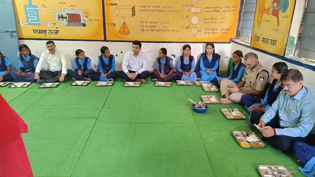 कलेक्टर श्री विश्वकर्मा ने शास.कन्या माध्यमिक शाला का किया निरीक्षण, बच्चों के साथ संवाद तथा मध्यान्ह भोजन भी किया
----------
----------
मुख्यमंत्री जनविश्वास अभियान अंतर्गत कलेक्टर श्री अरूण कुमार विश्वकर्मा द्वारा शुक्रवार को गौहरगंज में शासकीय कन्या माध्यमिक शाला का निरीक्षण कर विद्यालय की शैक्षणिक एवं व्यवस्थागत गतिविधियों का जायजा लिया गया। इस दौरान उन्होंने कक्षाओं में पहुंचकर छात्राओं से आत्मीय संवाद किया और खेल-खेल में उनसे पढ़ाई, सामान्य ज्ञान तथा दैनिक जीवन से जुड़े सवाल पूछकर उनका उत्साह बढ़ाया। इस दौरान पुलिस अधीक्षक श्री आशुतोष गुप्ता तथा जिला पंचायत सीईओ श्री कमल सोलंकी भी साथ रहे।
निरीक्षण के दौरान विद्यालय का माहौल बच्चों की मुस्कान और उत्साह से भर गया। कलेक्टर श्री विश्वकर्मा ने छात्राओं के साथ सहज और प्रेरणादायी बातचीत करते हुए उन्हें नियमित अध्ययन, अनुशासन और आत्मविश्वास के साथ आगे बढ़ने के लिए प्रेरित किया। उन्होंने कहा कि सीखने की प्रक्रिया आनंददायक होनी चाहिए और खेल-खेल में सीखना बच्चों के सर्वांगीण विकास में महत्वपूर्ण भूमिका निभाता है।
कलेक्टर श्री विश्वकर्मा ने कक्षाओं में शिक्षण व्यवस्था, उपस्थिति, पाठ्य सामग्री, स्वच्छता और विद्यालय की मूलभूत सुविधाओं का भी निरीक्षण किया। उन्होंने शिक्षकों से शैक्षणिक गतिविधियों, नवाचारों और बच्चों के सीखने के स्तर के बारे में जानकारी प्राप्त की तथा गुणवत्तापूर्ण शिक्षा सुनिश्चित करने के निर्देश दिए। उन्होंने कहा कि बच्चों को बेहतर शिक्षा के साथ सकारात्मक और प्रेरणादायी वातावरण उपलब्ध कराना प्रशासन की प्राथमिकता है। कलेक्टर श्री विश्वकर्मा, एसपी श्री गुप्ता, जिला पंचायत सीईओ श्री सोलंकी तथा अन्य अधिकारियों ने छात्राओं के साथ मध्यान्ह भोजन भी किया।
#Raisen Jansampark Madhya Pradesh JDjansampark Bhopal Department of School Education, Madhya Pradesh Collector Office Raisen