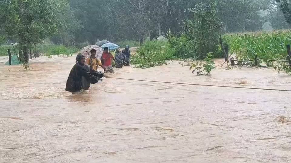 ବୈପାରୀଗୁଡା : ଜଳ ବନ୍ଦୀରେ ଗୁପ୍ତେଶ୍ୱରର ପାଞ୍ଚ ଖଣ୍ଡ ଗାଁ,ଶିରିବେଡା ଗାଁ ରେ ପିଏମ ଶ୍ରୀ ହାଇସ୍କୁଲ ହଷ୍ଟେଲରେ ଫସିଛନ୍ତି 250 ପିଲା l ଘଟଣା ସ୍ଥଳରେ ବିଡ଼ିଓ,ତହସିଲଦାର, ସିଡିପିଓ, ଅଗ୍ନିଶମ ବାହିନୀ ଏବଂ ଫାଣ୍ଡି ଅଧିକାରୀ ଉପସ୍ଥିତ ରହି ଉଦ୍ଧାର କାର୍ଯ୍ୟ ଜାରି #Boipariguda #Koraput #Flood #floodupdate #Fbviralvideo #viralvideo #Odisha #OdishaNews #national24