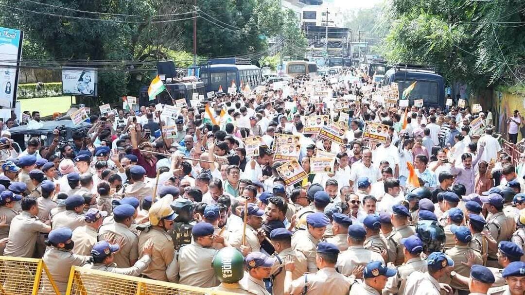 देहरादून में कांग्रेस कमेटी के आह्वान पर वोट चोरी के खुलासों के संबंध में मुख्य निर्वाचन आयुक्त ज्ञानेश कुमार की गिरफ्तारी एवं उनके निर्णयों की समीक्षा की मांग को लेकर कांग्रेस नेताओ नें मुख्य निर्वाचन अधिकारी कार्यालय का घेराव एवं जोरदार प्रदर्शन किया।
दौरान महामहिम राष्ट्रपति को ज्ञापन प्रेषित कर मुख्य चुनाव आयुक्त ज्ञानेश कुमार को तत्काल बर्खास्त किए जाने और वोटों की चोरी के लिए उन पर देशद्रोह का मुकदमा दर्ज करने और उनके निर्णयों की स्वतंत्र समीक्षा की मांग की है।