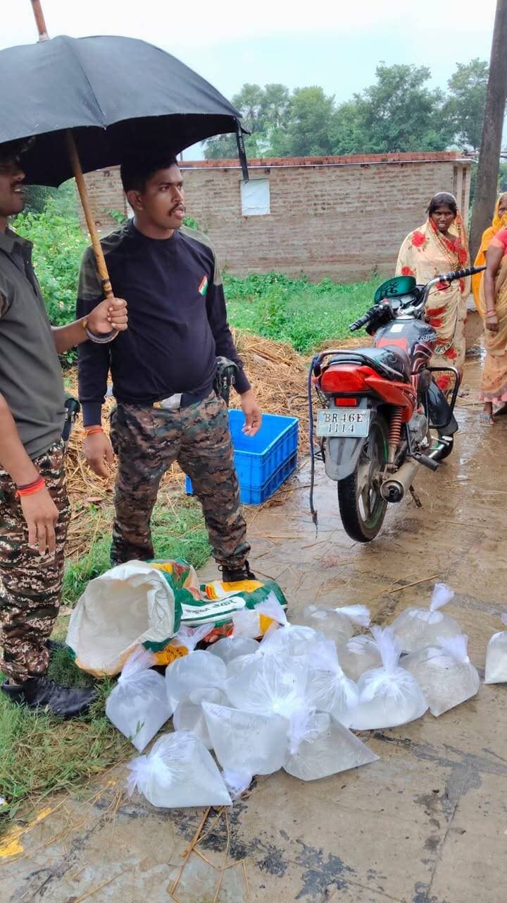 आज मलयपुर थाना क्षेत्र में वाहन जाँच के दौरान जमुई पुलिस द्वारा लगभग 50 लीटर अवैध महुआ शराब ज़ब्त कर अग्रेतर कार्रवाई की जा रही है।
जिले में अवैध शराब के निर्माण, परिवहन और बिक्री के खिलाफ जिला प्रशासन का यह अभियान आगे भी निरंतर जारी रहेगा।