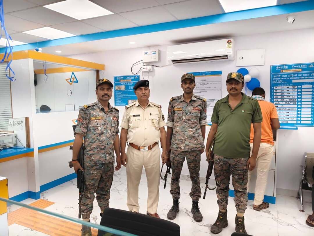 प्रेस विज्ञप्ति
25 सितंबर 2026
शीर्षक: जिला प्रशासन एवं जमुई पुलिस द्वारा विधि-व्यवस्था संधारण हेतु सघन चेकिंग अभियान संचालित।
जमुई: जिला पुलिस द्वारा जिले में कानून एवं शांति व्यवस्था कायम रखने, अपराध नियंत्रण तथा नागरिकों को सुरक्षित एवं भयमुक्त वातावरण प्रदान करने के उद्देश्य से आज जिले के समस्त थाना क्षेत्रों में बैंक परिसरों का सुरक्षा निरीक्षण एवं मुख्य मार्गों पर सघन वाहन जांच अभियान चलाया गया।
जिला प्रशासन संपूर्ण जिले में शांति, विधि-व्यवस्था का संधारण एवं आम जनमानस के बीच सुरक्षा एवं विश्वास का भाव सुदृढ़ करने हेतु पूर्णतः प्रतिबद्ध है। नागरिकों की सुरक्षा एवं सुविधा प्रशासन की सर्वोच्च प्राथमिकता है। जिला प्रशासन सभी जिलेवासियों से शांति व्यवस्था बनाए रखने में सहयोग की अपील करता है, साथ ही किसी भी प्रकार की संदिग्ध गतिविधि या घटना की त्वरित सूचना नजदीकी थाने अथवा जिला प्रशासन को देने का अनुरोध करता है।