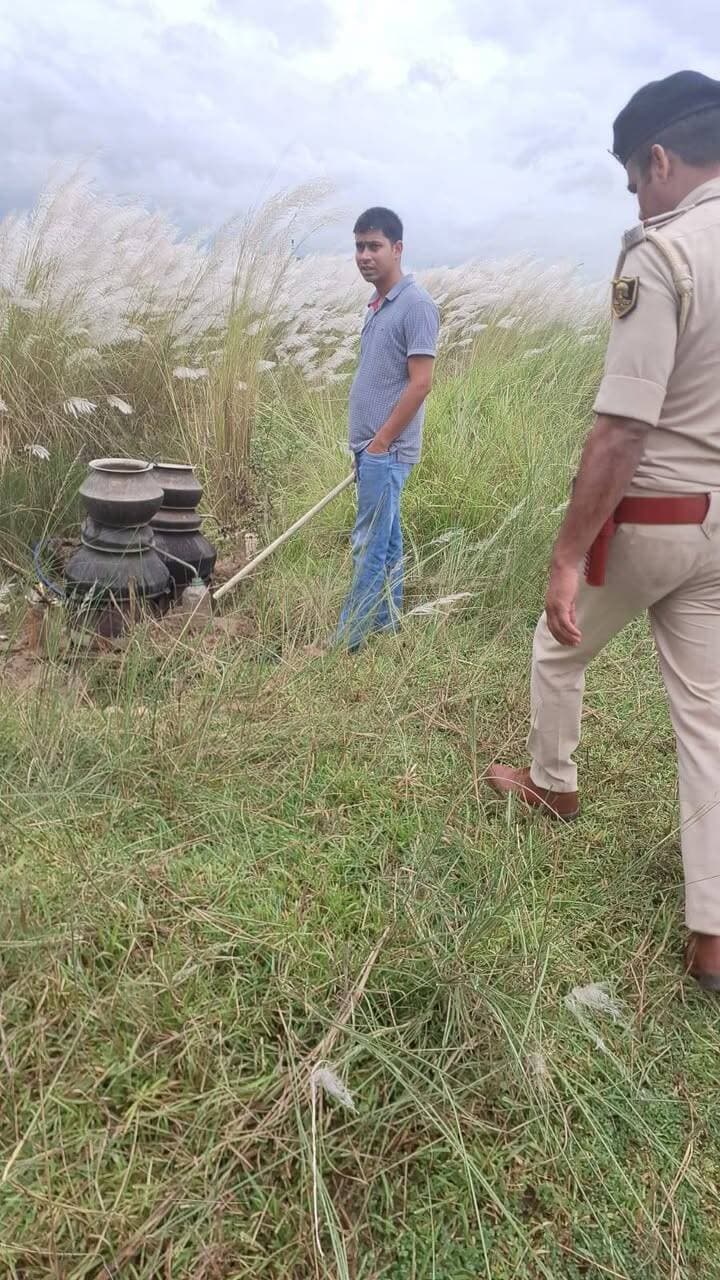 अवैध शराब के निर्माण ,बिक्री एवं परिवहन के विरुद्ध चलाए जा रहे निरंतर अभियान के तहत जमुई पुलिस ने आज जमुई थाना क्षेत्र अंतर्गत कुंदर डैम, प्रतापपुर काश के जंगलों में गहन छापेमारी की, जहाँ मौके पर ही लगभग 45 लीटर फूला हुआ जावा महुआ शराब विनष्ट किया गया। मामले में अग्रेत्तर कार्रवाई की जा रही है। जिले में शांति, सुरक्षा और सुदृढ़ विधि-व्यवस्था बनाए रखना जिला प्रशासन की सर्वोच्च प्राथमिकता है।
Information & Public Relations Department, Government of Bihar
General Administration Department, Govt. of Bihar
Home Department, Govt. of Bihar
#BiharPolice
Jamui Police
#CMSamrat
#samratchoudhary