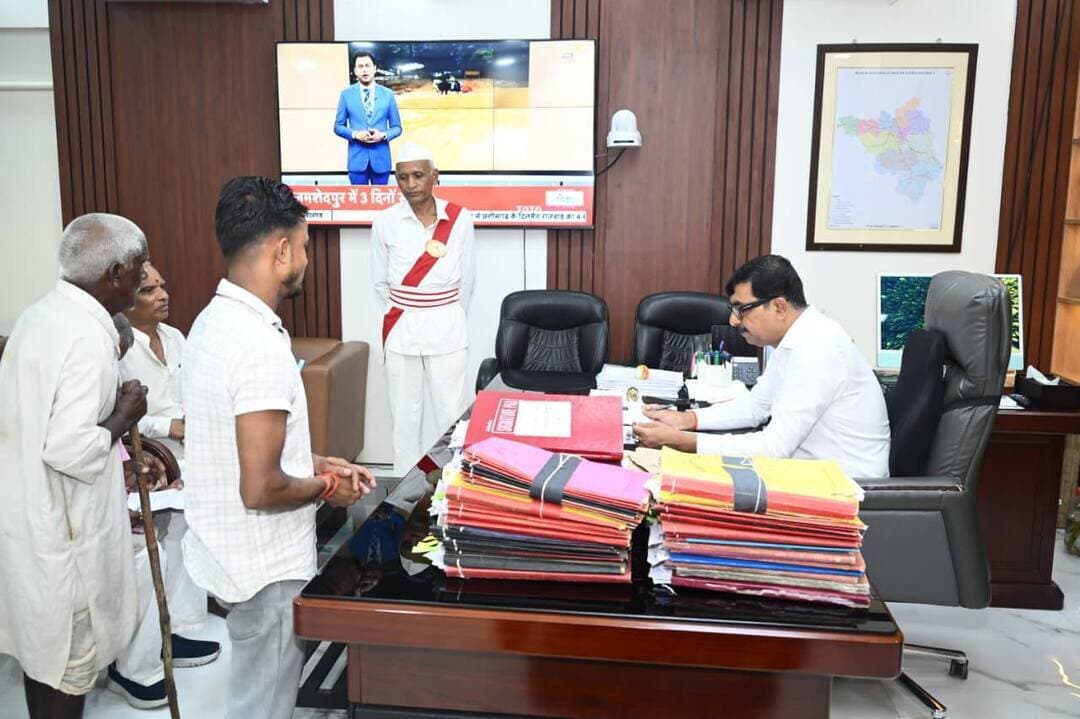 प्रेस विज्ञप्ति
जिला जन शिकायत कोषांग जमुई
दिनांक 25.09.2026
सबका सम्मान-जीवन आसान' योजना के तहत आयोजित हुआ जनता दरबार। शिकायतों के त्वरित एवं समयबद्ध समाधान का अधिकारियों को निर्देश।
***********************
जमुई में सबका सम्मान-जीवन आसान' योजना के तहत आयोजित जिला जनता दरबार में जिलाधिकारी श्री नवीन ने समाहरणालय अवस्थित अपने कार्यालय प्रकोष्ठ में 22 से अधिक आवेदकों की समस्याएं सुनीं l वहीं जिले के विभिन्न प्रखंडों से पहुंचे लोगों ने अपनी-अपनी समस्याओं से संबंधित आवेदन, जिलाधिकारी के समक्ष प्रस्तुत किए l
*कई विभागों से जुड़े आवेदन पहुंचे*
जनता दरबार में राजस्व एवं भूमि सुधार से 15, पंचायती राज से 01, अनुमंडल कार्यालय से 01, पुलिस विभाग से 01, विधि शाखा से 01 और अनुमंडल लोक शिकायत निवारण से 01 मामले प्रमुख रूप से सामने आए l
जिलाधिकारी महोदय ने सभी आवेदकों की समस्याओं को गंभीरता और संवेदनशीलता के साथ सुना l उन्होंने संबंधित पदाधिकारियों को प्राप्त आवेदनों की जांच कर नियमानुसार आवश्यक कार्रवाई करने का निर्देश दिया l
*समयबद्ध निष्पादन पर जोर*
डीएम ने अधिकारियों को जनता दरबार में प्राप्त आवेदनों का समयबद्ध तरीके से निष्पादन सुनिश्चित करने को कहा l साथ ही लंबित मामलों की नियमित समीक्षा करने का भी निर्देश दिया, ताकि लोगों को अपनी समस्याओं के समाधान के लिए अनावश्यक इंतजार नहीं करना पड़े l
*आम लोगों की समस्याओं का समाधान प्राथमिकता*
जिलाधिकारी ने कहा कि आमजन की समस्याओं का त्वरित और प्रभावी समाधान जिला प्रशासन की प्राथमिकता है l उन्होंने संबंधित अधिकारियों को लोगों की समस्याओं पर संवेदनशीलता के साथ कार्रवाई करने और निर्धारित समय-सीमा के भीतर मामलों का निष्पादन सुनिश्चित करने का निर्देश दिया l
*अधिकारियों को कार्रवाई की निगरानी का निर्देश*
जनता दरबार में आए मामलों के समाधान को लेकर संबंधित विभागों के अधिकारियों को आवश्यक कार्रवाई करने को कहा गया l साथ ही लंबित मामलों की नियमित समीक्षा पर भी जोर दिया, ताकि प्राप्त आवेदनों के निष्पादन की स्थिति की निगरानी की जा सके l
मौके पर जिला जन शिकायत कोषांग क़े प्रभारी पदाधिकारी मोo नज़रुल हक़ एवं विभिन्न विभागों क़े पदाधिकारी उपस्थित रहे l