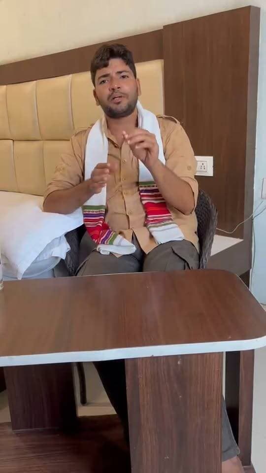 समाजसेवी युवा भाजपा नेता दर्शन सिंह गुर्जर की अपील ने जीता लोगों का दिल
छोटी उम्र में बड़ा दिल और समाज के प्रति सेवा का जज्बा—दर्शन सिंह गुर्जर की अपील इन दिनों चर्चा में है।
उन्होंने हबीबपुर-मोतीपुरा दोनों बस्तियों के पंच-पटेलों और देवतुल्य जनता को संबोधित करते हुए कहा कि वे हमेशा भाई और बेटे की तरह जनता की सेवा में खड़े रहेंगे।
उन्होंने कहा कि इस बार सरपंच की सीट एससी रैगर समाज के लिए आरक्षित हुई है। दोनों बस्तियां आपसी सहमति से योग्य व्यक्ति को सरपंच चुनें। जनता जो निर्णय करेगी, मैं उस निर्णय के साथ मजबूती से खड़ा रहूंगा।
साथ ही उन्होंने कहा कि दोनों गांवों से जो भी व्यक्ति डायरेक्टर या जिला परिषद सदस्य का चुनाव लड़ना चाहता है, वह मजबूती से टिकट की मांग करे और चुनाव लड़े। तन-मन-धन से सदैव आपके साथ खड़ा रहूंगा।
सेवा, सम्मान और साथ—यही दर्शन सिंह गुर्जर की अपील का संदेश है।