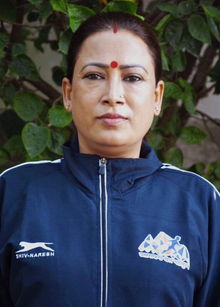 अंतरराष्ट्रीय एवं राष्ट्रीय स्तर पर पदक विजेता खिलाड़ियों को आउट ऑफ टर्न सरकारी सेवा का अवसर, विज्ञप्ति हुईं जारी, 9 अक्टूबर तक करें आवेदन
खिलाड़ियों की मेहनत और प्रतिभा को सम्मान देना सरकार की प्राथमिकता, लिए जा रहे महत्वपूर्ण निर्णय- रेखा आर्या
प्रदेश के अंतरराष्ट्रीय एवं राष्ट्रीय स्तर पर पदक प्राप्त करने वाले खिलाड़ियों के लिए बड़ी खुशखबरी है। उत्तराखंड के पदक विजेता खिलाड़ियों को “आउट ऑफ टर्न” सरकारी नियुक्ति प्रदान करने के लिए खेल निदेशालय, द्वारा विज्ञप्ति जारी कर दी गई है। इच्छुक एवं पात्र खिलाड़ी निर्धारित समय-सीमा के भीतर अपना आवेदन कर सकते हैं।इसकी अंतिम तिथि 09 अक्टूबर 2026 है।
खेल मंत्री रेखा आर्या ने प्रदेश के सभी पात्र पदक विजेता खिलाड़ियों से कहा कि वे इस अवसर का लाभ उठाते हुए 09 अक्टूबर 2026 तक अपना आवेदन अनिवार्य रूप से कर लें
खेल मंत्री ने कहा कि आउट ऑफ टर्न सरकारी सेवा के लिए आवेदन करने वाले अभ्यर्थी का उत्तराखंड का स्थायी निवासी होना और अंतरराष्ट्रीय या राष्ट्रीय स्तर पर पदक प्राप्त करना अनिवार्य है। पात्रता एवं अन्य जानकारी विज्ञप्ति में उपलब्ध है। साथ ही कहा कि पात्र खिलाड़ी विज्ञप्ति से संबंधित सम्पूर्ण जानकारी, शासनादेश एवं आवेदन पत्र खेल विभाग की आधिकारिक वेबसाइट sports.uk.gov.in पर प्राप्त कर सकते हैं। खिलाड़ियों से अपील की कि आवेदन करने से पूर्व विज्ञप्ति में निर्धारित पात्रता, आवश्यक दस्तावेजों एवं अन्य शर्तों को ध्यानपूर्वक पढ़ लें।
खेल मंत्री रेखा आर्या ने कहा कि राज्य सरकार प्रदेश के खिलाड़ियों के उज्ज्वल भविष्य, प्रतिभा के सम्मान और उन्हें सम्मानजनक रोजगार के अवसर उपलब्ध कराने के लिए प्रतिबद्ध है। उन्होंने कहा कि उत्तराखंड के खिलाड़ी राष्ट्रीय और अंतरराष्ट्रीय मंच पर प्रदेश का नाम रोशन कर रहे हैं और उनकी उपलब्धियों को उचित सम्मान एवं प्रोत्साहन देना सरकार की जिम्मेदारी है।
उन्होंने कहा कि एक खिलाड़ी का पदक केवल उसकी व्यक्तिगत उपलब्धि नहीं होता, बल्कि वह प्रदेश के लाखों युवाओं के लिए प्रेरणा का स्रोत बनता है। खिलाड़ियों की मेहनत, अनुशासन, संघर्ष और प्रतिभा से प्रदेश के युवा खेलों के क्षेत्र में आगे बढ़ने के लिए प्रेरित होते हैं।युवाओं को खेलों से जोड़ना और उनकी प्रतिभा को अवसर देना सरकार का संकल्प है।
खेल मंत्री ने कहा कि राज्य सरकार का प्रयास है कि प्रदेश के युवाओं को खेलों के क्षेत्र में बेहतर अवसर, सुविधाएं और आगे बढ़ने के लिए उचित मंच उपलब्ध हो इसके लिए राज्य सरकार लगातार प्रयासरत है।उन्होंने खिलाड़ियों से अपील कि की वे अपनी प्रतिभा पर विश्वास रखते हुए निरंतर मेहनत करें और प्रदेश का नाम देश-दुनिया में रोशन करें।