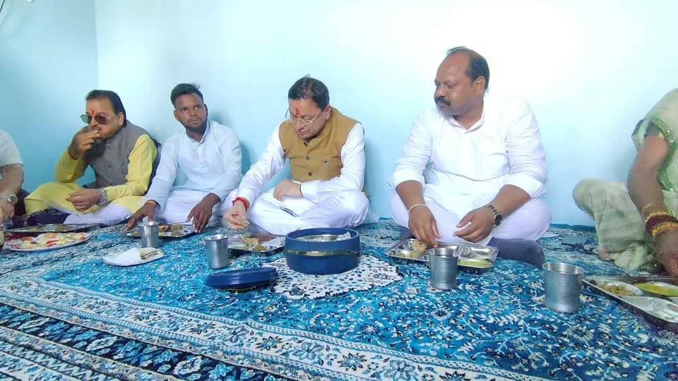 खटीमा
खटीमा में मुख्यमंत्री पुष्कर सिंह धामी अचानक एक दलित बस्ती में पहुंचे।।
बस्ती के लोगों के साथ दोपहर का खाना खाया।।
सीएम धामी बस्ती की महिलाओं और बच्चों से बातचीत करते नज़र आए।।
धामी ने बस्ती के बच्चों के साथ बातचीत के दौरान उनके स्कूलिंग के बारे में जानकारी भी लिया।।
सीएम धामी ने ग्राम प्रधान के घर सबके साथ दोपहर का खाया खाना।।
बस्ती के लोगों से मुलाकात के दौरान क्षेत्र की समस्याओं को समझा।।
सरकार की चल रही योजनाओं का लाभ उन्हें मिल रहा है या नहीं उसका भी फीड बैक लिया।।
सीएम धामी अक्सर ग्राउंड पर जाकर अपनी और सरकार का करते हैं रियलिटी चेक।।