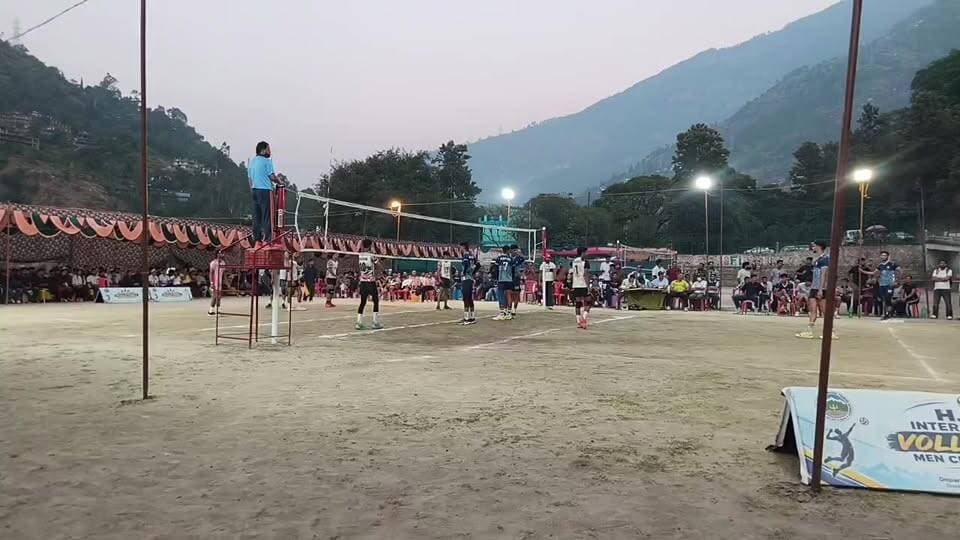 रामपुर बुशहर में इंटर कॉलेज वॉलीबॉल प्रतियोगिता का हुआ समापन ,जिस पहला स्थान प्राप्त किया है ऊना कॉलेज ने और दूसरा स्थान प्राप्त किया है नैरवा कॉलेज ने और तीसरा स्थान प्राप्त किया सीमा कॉलेज ने
#kullutodaynews #himachalpradesh #himachalupdate #MediaPower #himachalkiawaaz #KTN #ATM #shimla #kullu #rampur
