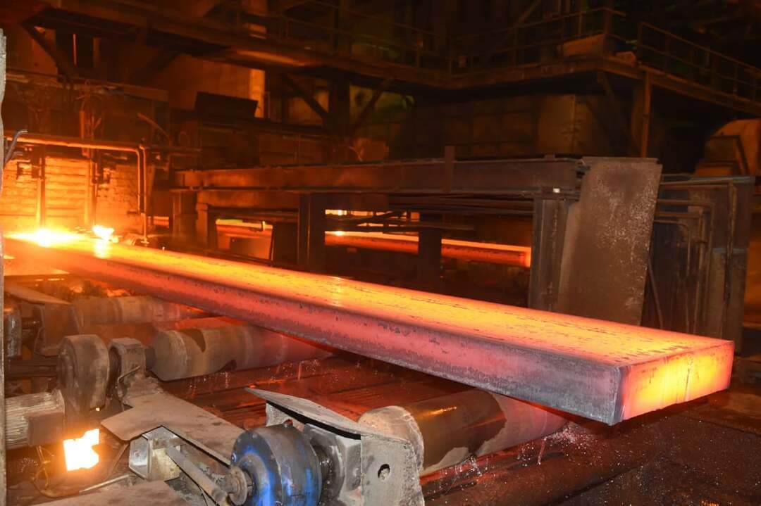 SAIL का अगस्त में रिकॉर्ड प्रदर्शन, बिक्री 13% बढ़ी
#SAIL #SAILNews #SteelAuthorityOfIndia #BokaroSteelPlant #SteelIndustry
स्टील अथॉरिटी ऑफ इंडिया लिमिटेड (SAIL) ने अगस्त 2026 में उत्पादन और बिक्री के मोर्चे पर मजबूत प्रदर्शन दर्ज किया। कंपनी ने हॉट मेटल, क्रूड स्टील और सेलेबल स्टील का अगस्त महीने का अब तक का सर्वश्रेष्ठ उत्पादन किया।
📈 क्रूड स्टील उत्पादन 8% बढ़कर 1.68 मिलियन टन
📈 हॉट मेटल उत्पादन 9% बढ़कर 1.78 मिलियन टन
📈 सेलेबल स्टील उत्पादन 1% बढ़कर 1.69 मिलियन टन
📈 कुल बिक्री 13% बढ़कर 1.871 मिलियन टन
💰 उधारी में ₹870 करोड़ की कमी
भारतीय रेलवे को रेल आपूर्ति भी 5% बढ़कर 1.23 लाख टन पहुंची। अप्रैल-अगस्त 2026 के दौरान SAIL की संचयी बिक्री 7.71 मिलियन टन रही।