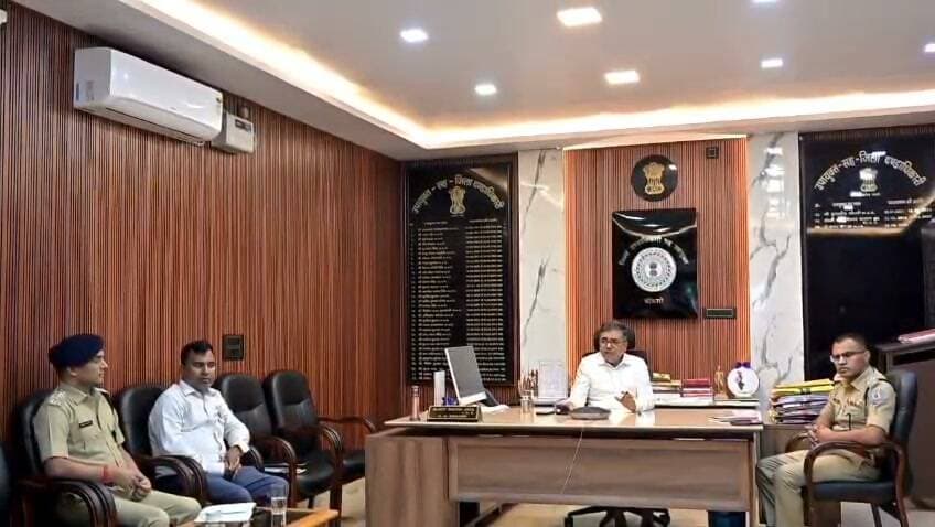 #bokaro में अनधिकृत पार्किंग पर अब सख्ती !
#BokaroNews #NationalHighway
Bokaro: NH-23 और NH-32 पर सड़क किनारे अनधिकृत रूप से खड़े वाहनों के खिलाफ अब कार्रवाई होगी। उपायुक्त अजय नाथ झा ने अधिकारियों को पहले नोटिस और फिर नियमानुसार कार्रवाई करने का निर्देश दिया है।
लगातार नियम तोड़ने वाले वाहनों को ब्लैकलिस्ट भी किया जाएगा। निगरानी और त्वरित कार्रवाई के लिए NHAI, परिवहन विभाग और ट्रैफिक पुलिस के बीच व्हाट्सऐप ग्रुप के जरिए समन्वय किया जाएगा।
अतिक्रमण टास्क फोर्स को भी मुख्य सड़कों पर कार्रवाई का निर्देश दिया गया है।
👉 पूरी खबर पढ़ने के लिए नीचे दिए गए लिंक पर क्लिक करें -
https://whatsapp.com/channel/0029Va98epRFSAsy7Jyo0o1x
