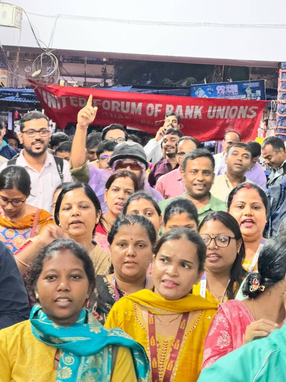 हक की आवाज बुलंद…बैंक कर्मियों ने Bokaro में किया शक्ति प्रदर्शन, 3 दिवसीय हड़ताल की तैयारी तेज
#BankStrike #bokaro #jharkhand #BokaroNews #BankClosed
#बोकारो में बैंक कर्मचारियों ने पांच दिवसीय कार्य सप्ताह, पुरानी पेंशन योजना, प्रदर्शन आधारित प्रोत्साहन राशि में समानता और कर्मचारियों की बहाली समेत लंबित मांगों को लेकर प्रदर्शन किया। यूएफबीयू के आह्वान पर 24 सितंबर को प्रदर्शन के बाद 28 से 30 सितंबर तक तीन दिवसीय हड़ताल का ऐलान किया गया।
Click to read full report -
https://whatsapp.com/channel/0029Va98epRFSAsy7Jyo0o1x