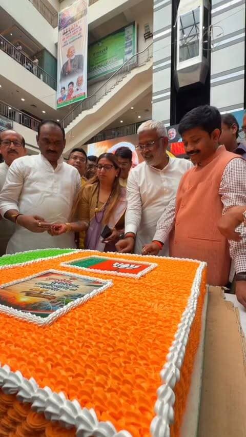 प्रधानमंत्री नरेंद्र मोदी जी के जन्मदिन पर प्रयागराज में ‘सेवा संकल्प अभियान’ की शुरुआत। 🇮🇳
कैबिनेट मंत्री श्री नन्द गोपाल गुप्ता ‘नन्दी’ जी के नेतृत्व में 17 से 20 सितंबर तक PVR Cinema में ‘हनुमान अंश’ फिल्म का निःशुल्क प्रदर्शन और PVR व तेग बहादुर सप्रू अस्पताल में रक्तदान शिविर का आयोजन किया गया।
इस अवसर पर कैबिनेट मंत्री श्री स्वतंत्र देव सिंह जी और पूर्व महापौर श्रीमती अभिलाषा गुप्ता जी भी मौजूद रहीं।
जन्मदिन का जश्न नहीं, सेवा का संकल्प। 🙏
#Prayagraj #SevaSankalpAbhiyan #NarendraModi #HanumanAnsh #SevaSankalp PrayagrajNews