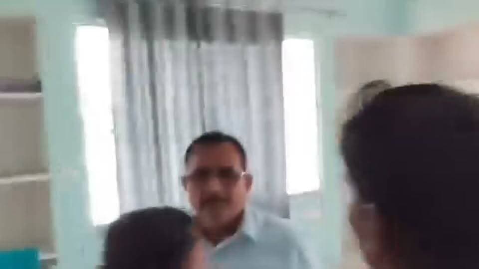 छतरपुर जिले के बछौन क्षेत्र में नायब तहसीलदार रामकुमार खटीक का एक वीडियो सोशल मीडिया पर वायरल हो रहा है। वायरल वीडियो में एक व्यक्ति द्वारा वीडियो बनाए जाने और सवाल पूछे जाने के बाद नायब तहसीलदार के साथ कथित तौर पर गाली-गलौच और धक्का-मुक्की की स्थिति बनती दिखाई दे रही है। जानकारी के मुताबिक मामला स्टे के बावजूद निर्माण कार्य जारी रहने की शिकायत से जुड़ा बताया जा रहा है। इसी शिकायत को लेकर मौके पर पहुंचे व्यक्ति द्वारा वीडियो बनाए जाने और सवाल किए जाने के दौरान विवाद होने की बात सामने आई है।घटना का वीडियो अब सोशल मीडिया पर तेजी से वायरल हो रहा है।
हिमांशु अग्रवाल
छतरपुर