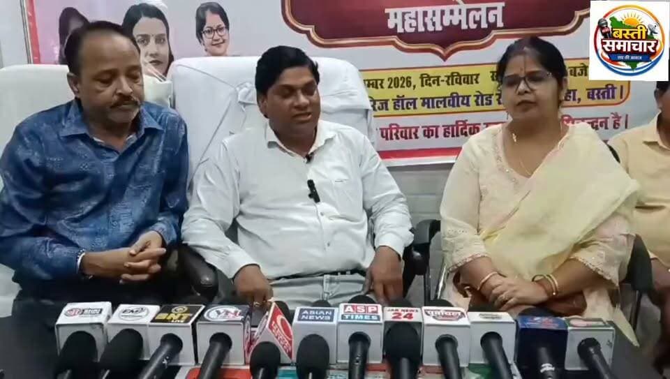 27 सितंबर को कायस्थ पार्टी का महासम्मेलन, विधानसभा चुनाव की रणनीति पर होगा मंथन
बस्ती। किसान, आमजन, युवा, शोषित एवं ट्रेडर्स के हितों को लेकर कार्यरत कायस्थ पार्टी का महासम्मेलन आगामी 27 सितंबर, रविवार को सुबह 11 बजे हरि मैरिज हॉल, रोडवेज बस्ती में आयोजित किया जाएगा। महासम्मेलन में पार्टी के पदाधिकारियों, कार्यकर्ताओं के साथ ही सम्मानित नागरिकों की सहभागिता रहेगी। कार्यक्रम में आगामी उत्तर प्रदेश विधानसभा चुनाव को लेकर पार्टी की तैयारियों, संगठन विस्तार और चुनावी भागीदारी सहित विभिन्न विषयों पर चर्चा की जाएगी।
पार्टी पदाधिकारियों ने प्रेसवार्ता में बताया कि महासम्मेलन का प्रमुख उद्देश्य आगामी विधानसभा चुनाव के मद्देनजर संगठन की दिशा और रणनीति पर व्यापक विचार-विमर्श करना है। सम्मेलन में चुनाव में पार्टी की अधिक से अधिक भागीदारी सुनिश्चित करने के लिए रणनीति तैयार की जाएगी। इसके साथ ही बस्ती जिले में संगठन को और मजबूत करने तथा विधानसभा चुनाव में पार्टी की ओर से चुनाव लड़ने वाले संभावित प्रत्याशियों को लेकर भी व्यापक चर्चा होगी।
आयोजकों के अनुसार महासम्मेलन में जिले के विभिन्न क्षेत्रों से पार्टी पदाधिकारी एवं कार्यकर्ता शामिल होंगे। संगठन की वर्तमान स्थिति की समीक्षा के साथ आगामी दिनों में किए जाने वाले कार्यक्रमों और गतिविधियों की रूपरेखा पर भी विचार किया जाएगा। पार्टी की ओर से कार्यकर्ताओं को विधानसभा चुनाव के परिप्रेक्ष्य में आवश्यक दिशा-निर्देश दिए जाने की बात कही गई है।
महासम्मेलन में कायस्थ पार्टी के राष्ट्रीय अध्यक्ष अजय शंकर श्रीवास्तव मुख्य अतिथि के रूप में मौजूद रहेंगे। वह पार्टी पदाधिकारियों एवं कार्यकर्ताओं को आगामी विधानसभा चुनाव के मद्देनजर दिशा-निर्देश देंगे। राष्ट्रीय अध्यक्ष की मौजूदगी में संगठन को मजबूत करने तथा चुनावी तैयारियों को लेकर महत्वपूर्ण विषयों पर चर्चा होने की जानकारी पार्टी पदाधिकारियों ने दी।
प्रेसवार्ता में बीके श्रीवास्तव ने कहा कि कायस्थ पार्टी किसान, आमजन, युवा, शोषित और ट्रेडर्स के हितों को लेकर लगातार कार्य कर रही है। आगामी विधानसभा चुनाव में पार्टी की प्रभावी भागीदारी सुनिश्चित करने के लिए संगठन को मजबूत बनाने पर विशेष ध्यान दिया जाएगा। उन्होंने कार्यकर्ताओं से संगठन को जमीनी स्तर पर मजबूत करने की अपील की।
डॉ. रत्नेश श्रीवास्तव ने कहा कि 27 सितंबर को होने वाला महासम्मेलन संगठन की आगामी दिशा तय करने में महत्वपूर्ण भूमिका निभाएगा। इसमें चुनावी रणनीति के साथ बस्ती जिले में संगठन विस्तार और संभावित प्रत्याशियों को लेकर चर्चा की जाएगी। उन्होंने कहा कि कार्यकर्ताओं और पदाधिकारियों के सुझावों के आधार पर आगामी कार्यक्रमों की रूपरेखा तैयार की जाएगी।
अपराजिता सिन्हा ने कहा कि पार्टी समाज के विभिन्न वर्गों को राजनीतिक भागीदारी का अवसर देने की दिशा में कार्य कर रही है। महासम्मेलन के माध्यम से कार्यकर्ताओं को आगामी चुनाव के लिए आवश्यक दिशा-निर्देश दिए जाएंगे। उन्होंने अधिक से अधिक लोगों से सम्मेलन में सहभागिता करने की अपील की।
अमित श्रीवास्तव ने कहा कि विधानसभा चुनाव को लेकर पार्टी कार्यकर्ताओं में उत्साह है। संगठन को बूथ स्तर तक मजबूत करने के लिए व्यापक स्तर पर कार्य किया जाएगा। वहीं मनोज श्रीवास्तव ने कहा कि बस्ती जिले में संगठन को मजबूत बनाने के लिए पदाधिकारियों और कार्यकर्ताओं के साथ लगातार संवाद किया जा रहा है। महासम्मेलन के बाद संगठनात्मक गतिविधियों को और गति देने की योजना है।
पार्टी पदाधिकारियों के मुताबिक 27 सितंबर को होने वाले महासम्मेलन में संगठन विस्तार, कार्यकर्ताओं की भूमिका, आगामी विधानसभा चुनाव में भागीदारी और संभावित प्रत्याशियों सहित विभिन्न मुद्दों पर चर्चा होगी। सम्मेलन के माध्यम से पार्टी की आगामी गतिविधियों के लिए कार्ययोजना तैयार किए जाने की भी जानकारी दी गई है।