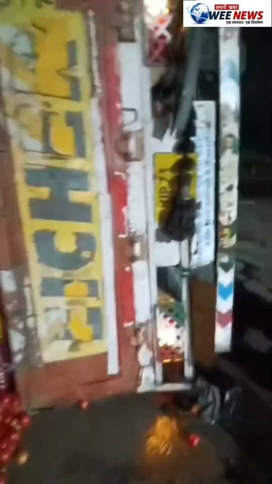 सिहोरा बाईपास में मवेशी को बचाने में हाईवे पर पलटा टमाटर से भरा ट्रक, 20 मिनट ट्रक में फंसा रहा ड्राइवर, कांच तोड़कर निकला बाहर, क्लीनर बाल-बाल बचा